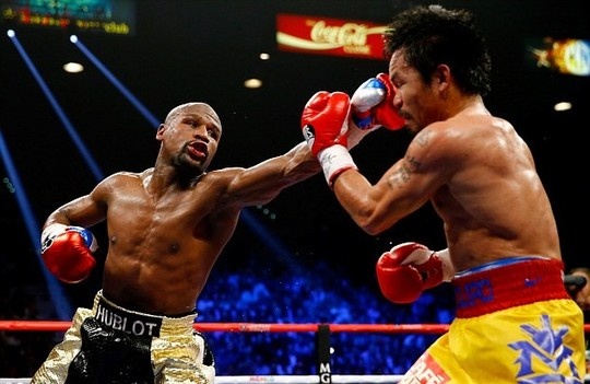 Mayweather trong trận thắng đầy tranh cãi với Pacciao.