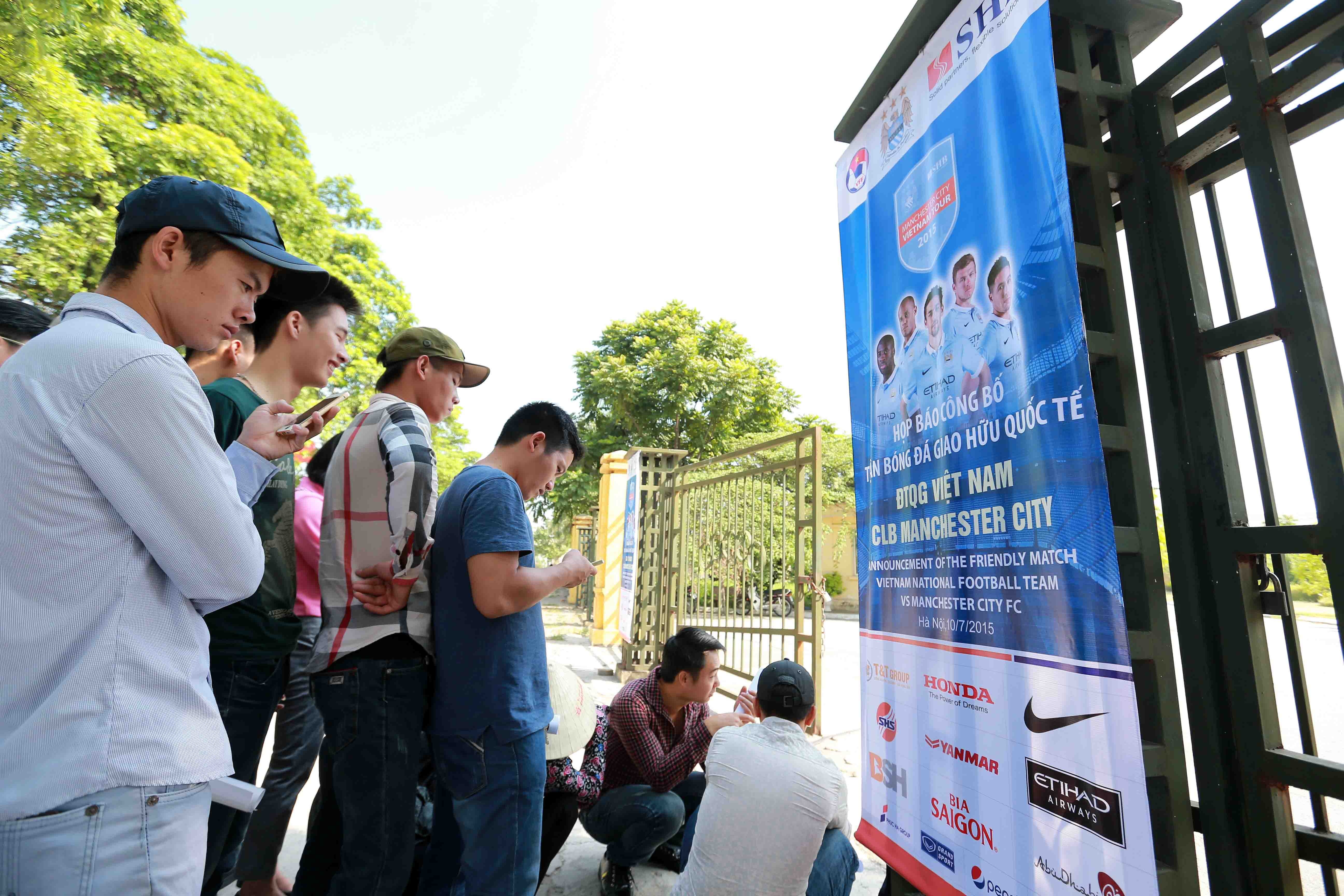 Lac dac nguoi mua ve tran DTVN - Man City hinh anh