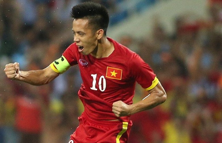 Chi 3 cau thu Viet Nam dam choi bong hinh anh