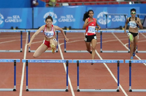 HLV cao om vi VDV Nguyen Thi Huyen hinh anh