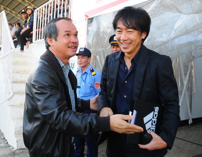 VFF & nhung danh gia trai chieu ve HLV Miura hinh anh