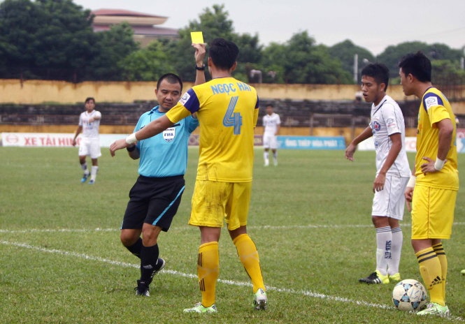 Trọng tài Phùng Đình Dũng bị treo còi do sai sót khi chỉ phạt thẻ vàng đối với Quế Ngọc Hải sau lúc gây chấn thương nặng với Anh Khoa. Ảnh:  Thanh Tùng.