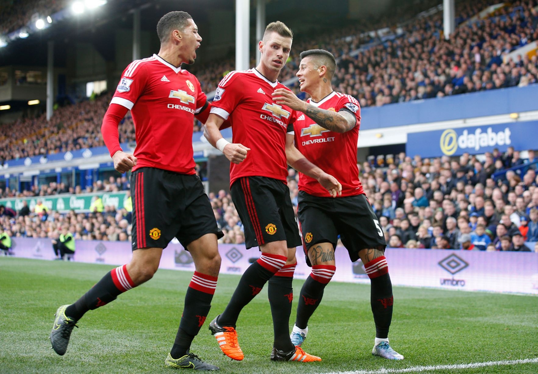 Mac ke ngay mai, hay cu vui hom nay, MU hinh anh