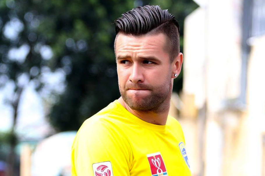 'Khong nen dua cau thu nhap tich vao DTVN tran lan' hinh anh