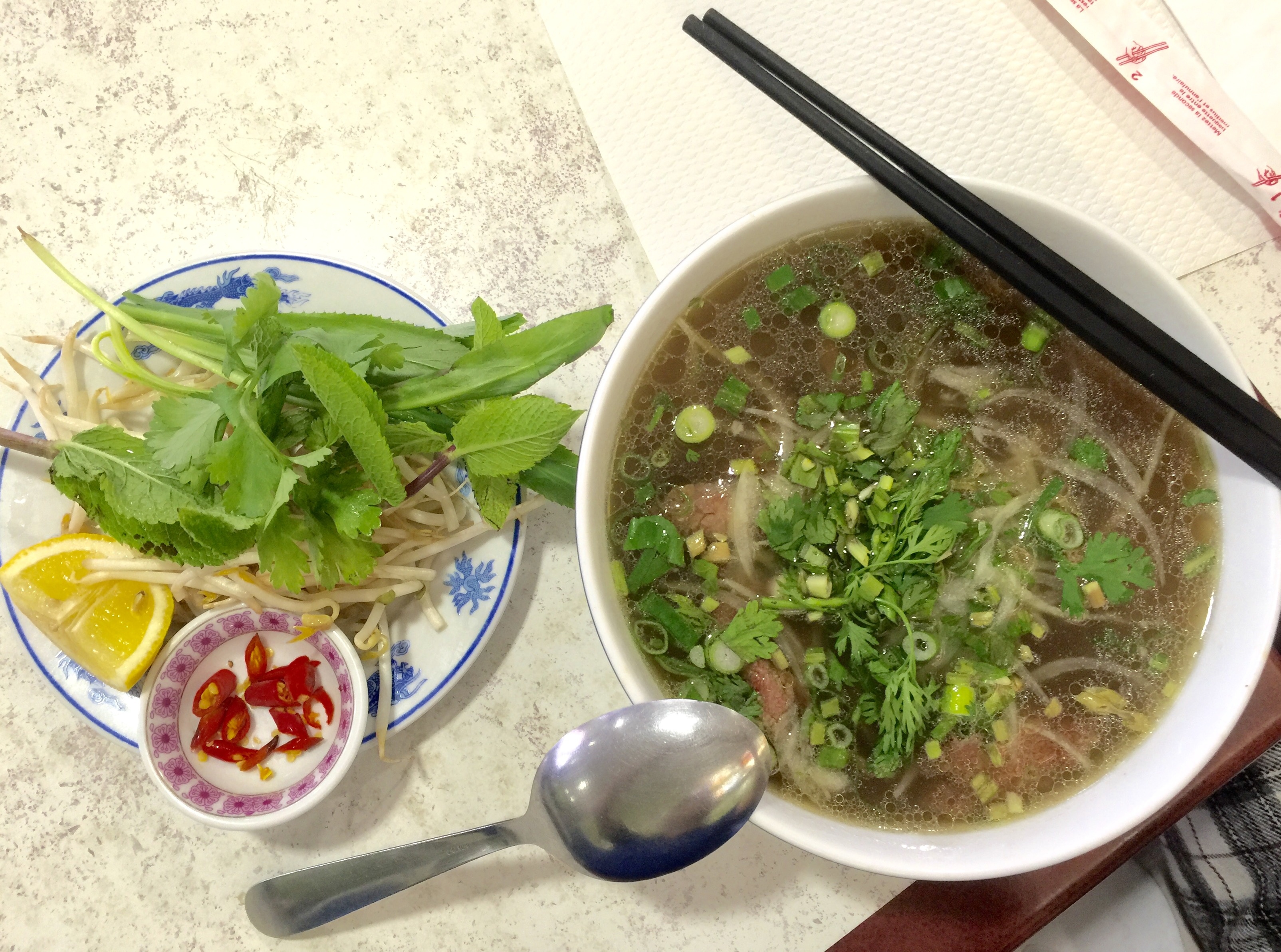 Euro 2016: Thuong thuc pho Viet giua long Paris hinh anh