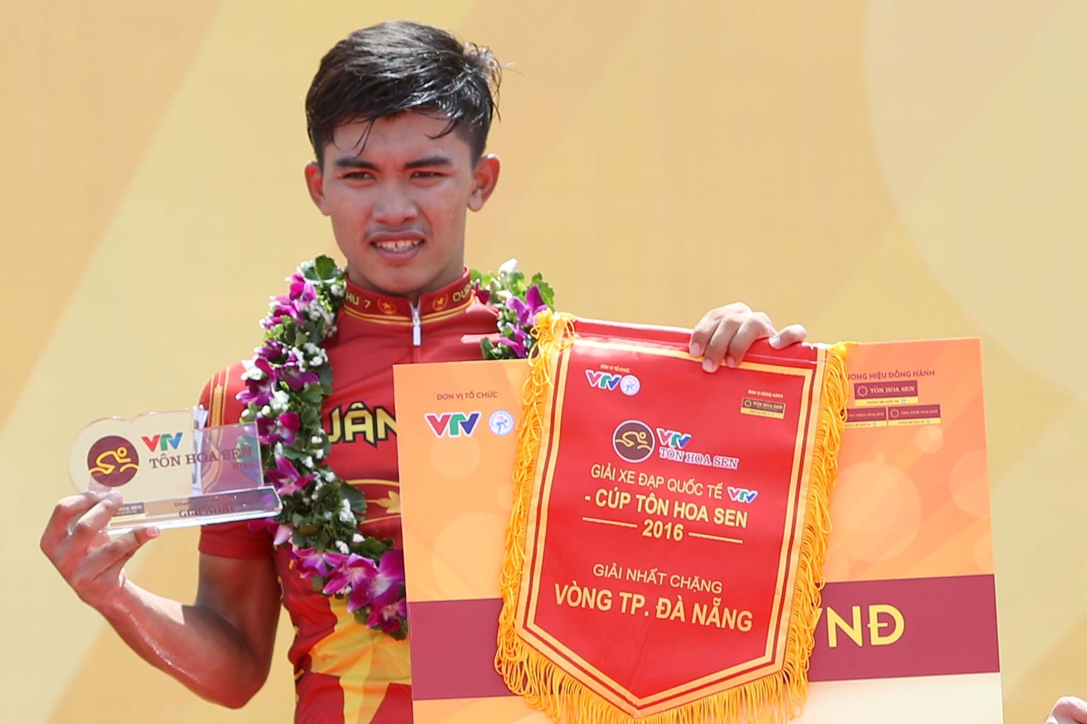 Tay dua Quan Doi ve nhat chang dau VTV Cup hinh anh