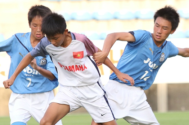 Lua U13 VN ngay ngat khi da tren mat co J.League hinh anh