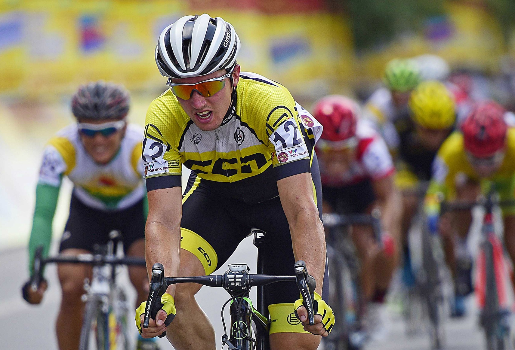 Van Cuong xe ao vang o chang 3 hinh anh