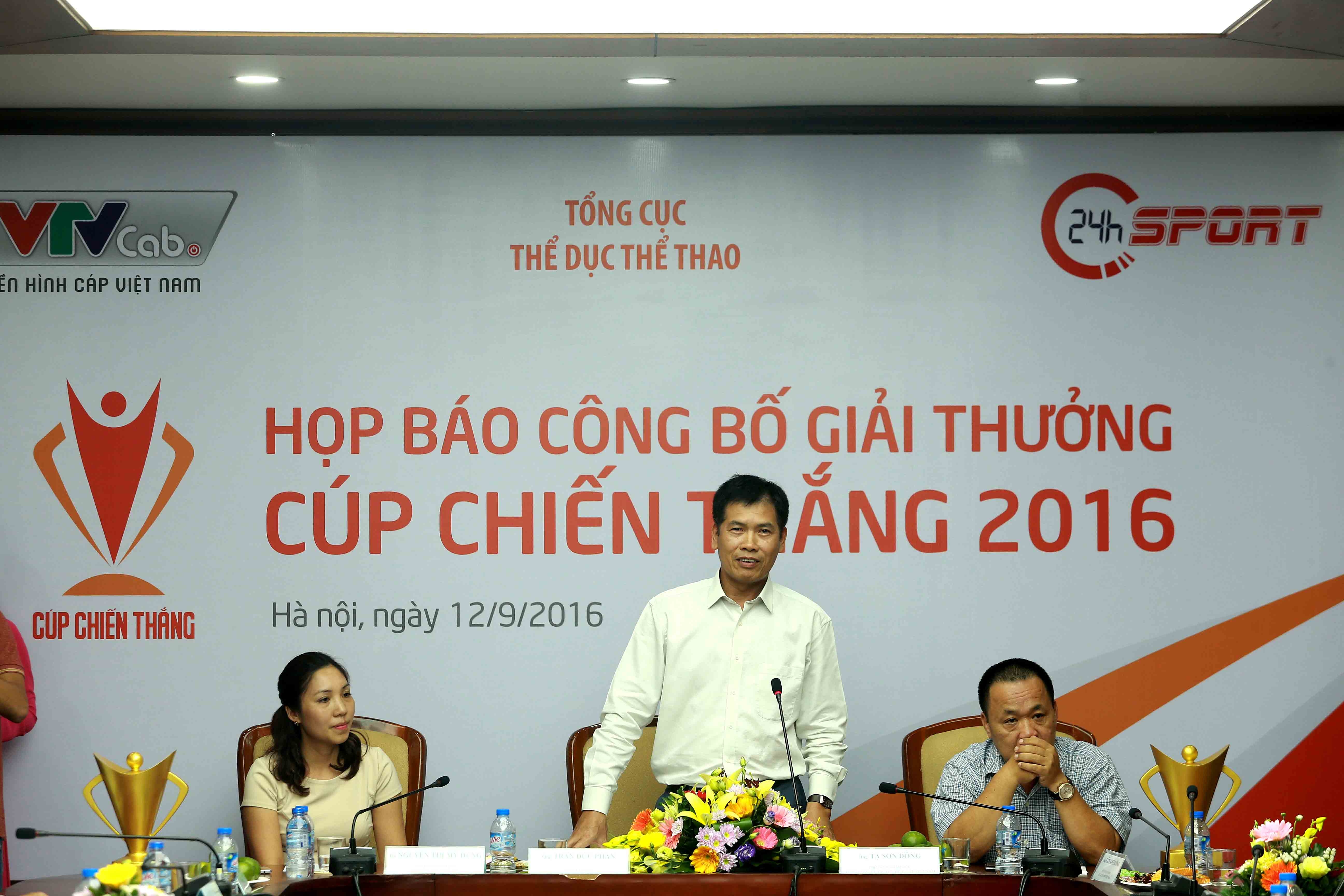 Hoàng Xuân Vinh nhận cúp chiến thắng ảnh 2 Hoang Xuan Vinh nhan cup chien thang anh 2