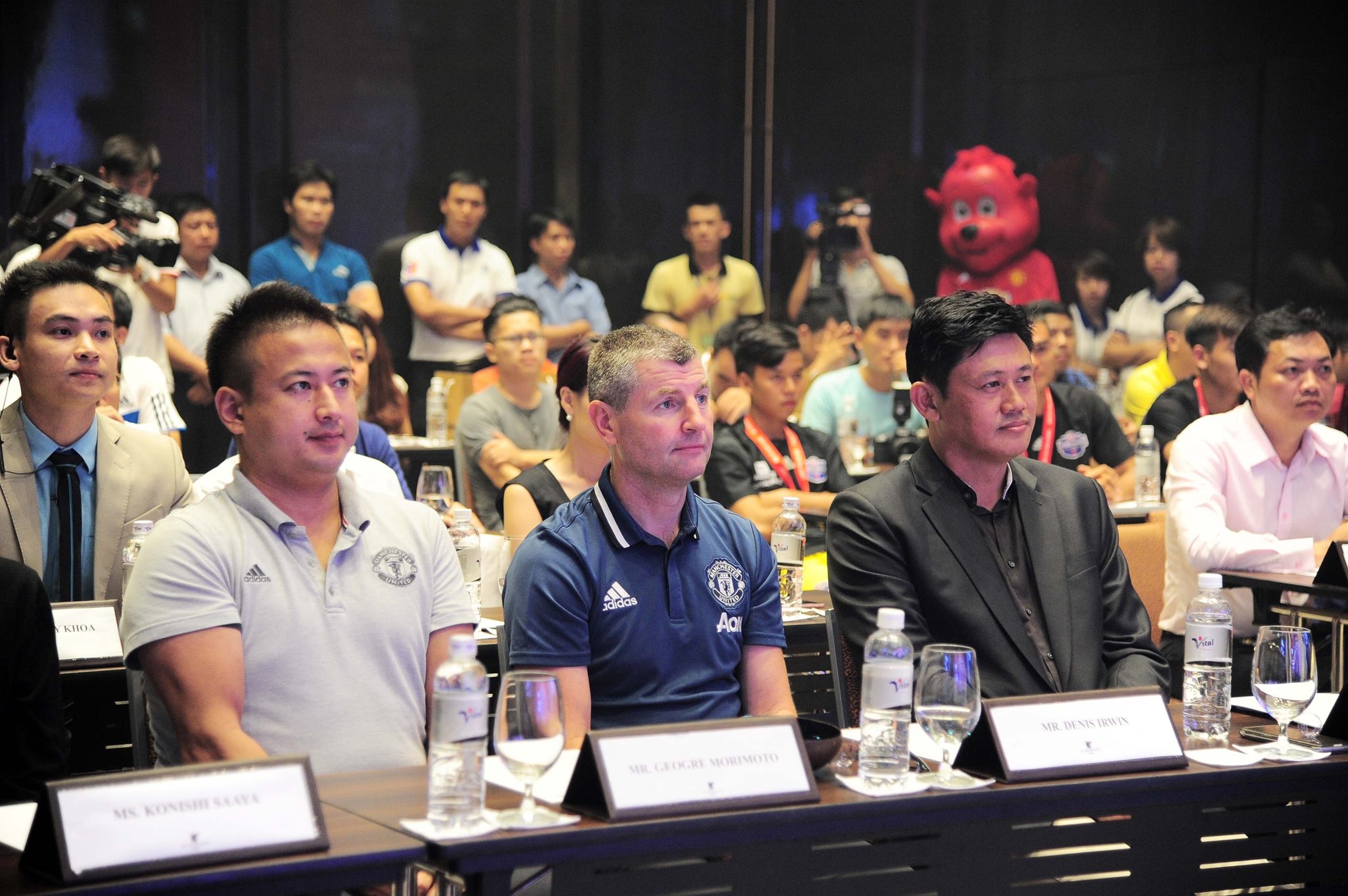 Denis Irwin tin MU vo dich EPL anh 1