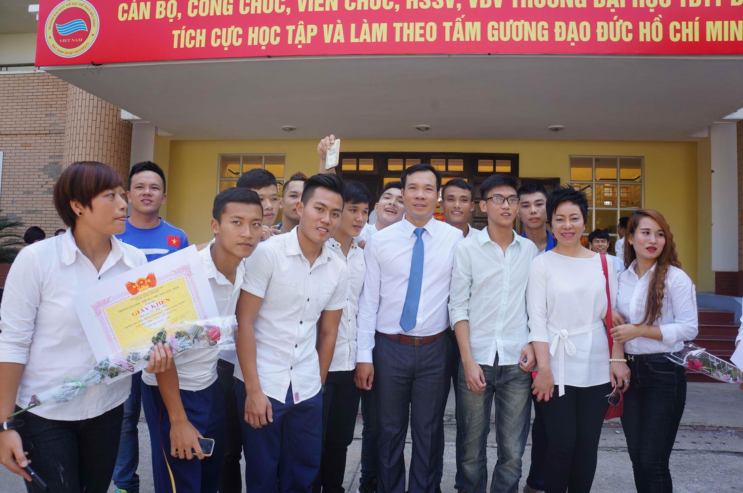 Sinh vien selfie cung Hoang Xuan Vinh anh 1