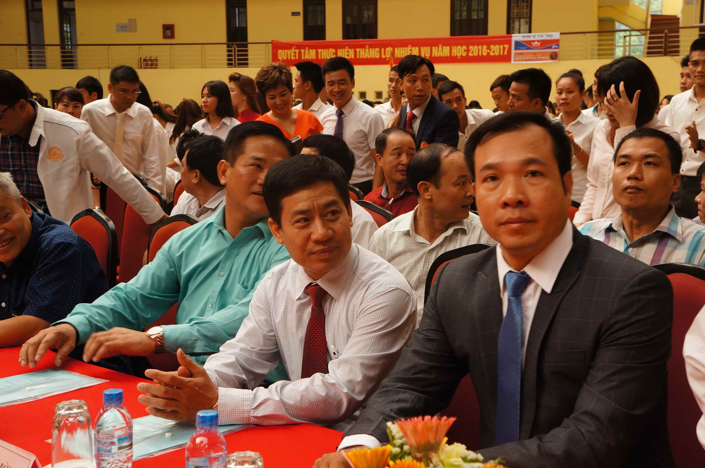 Sinh vien selfie cung Hoang Xuan Vinh anh 6