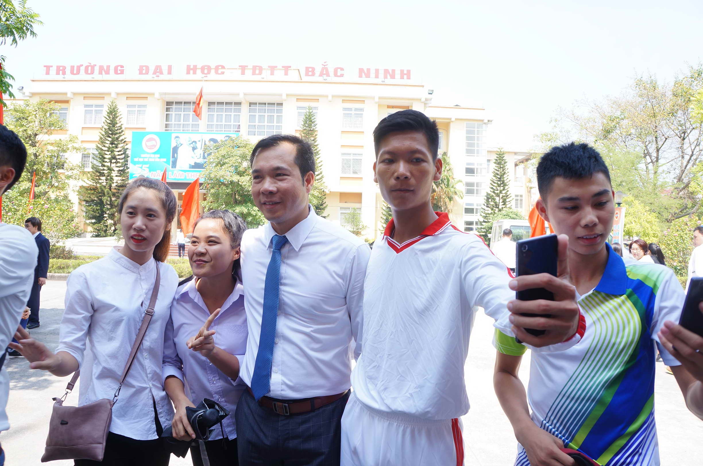 Sinh vien selfie cung Hoang Xuan Vinh anh 4