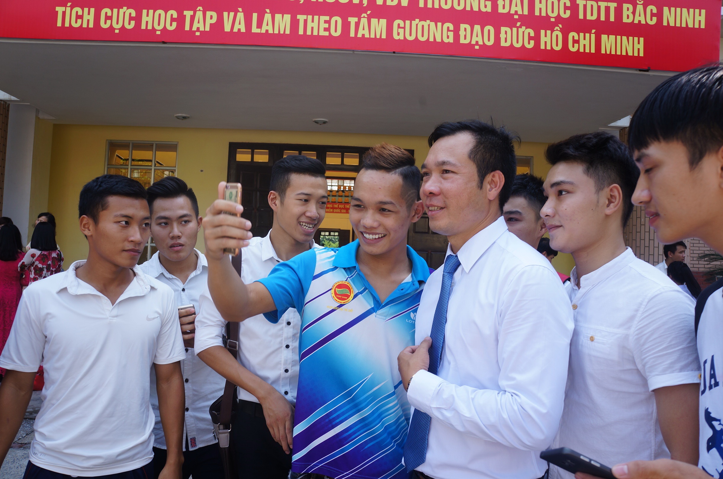 Sinh vien selfie cung Hoang Xuan Vinh anh 5