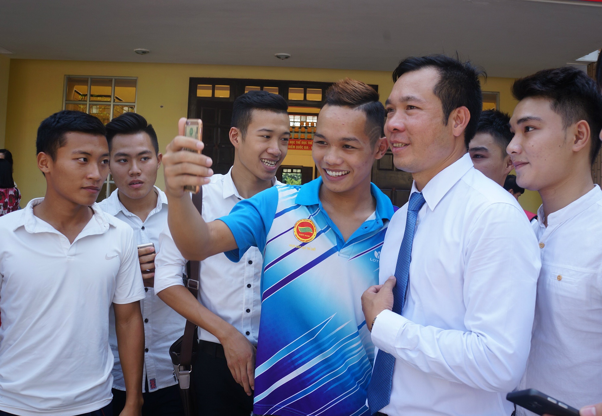 Sinh vien quay kin Hoang Xuan Vinh de chup selfie hinh anh