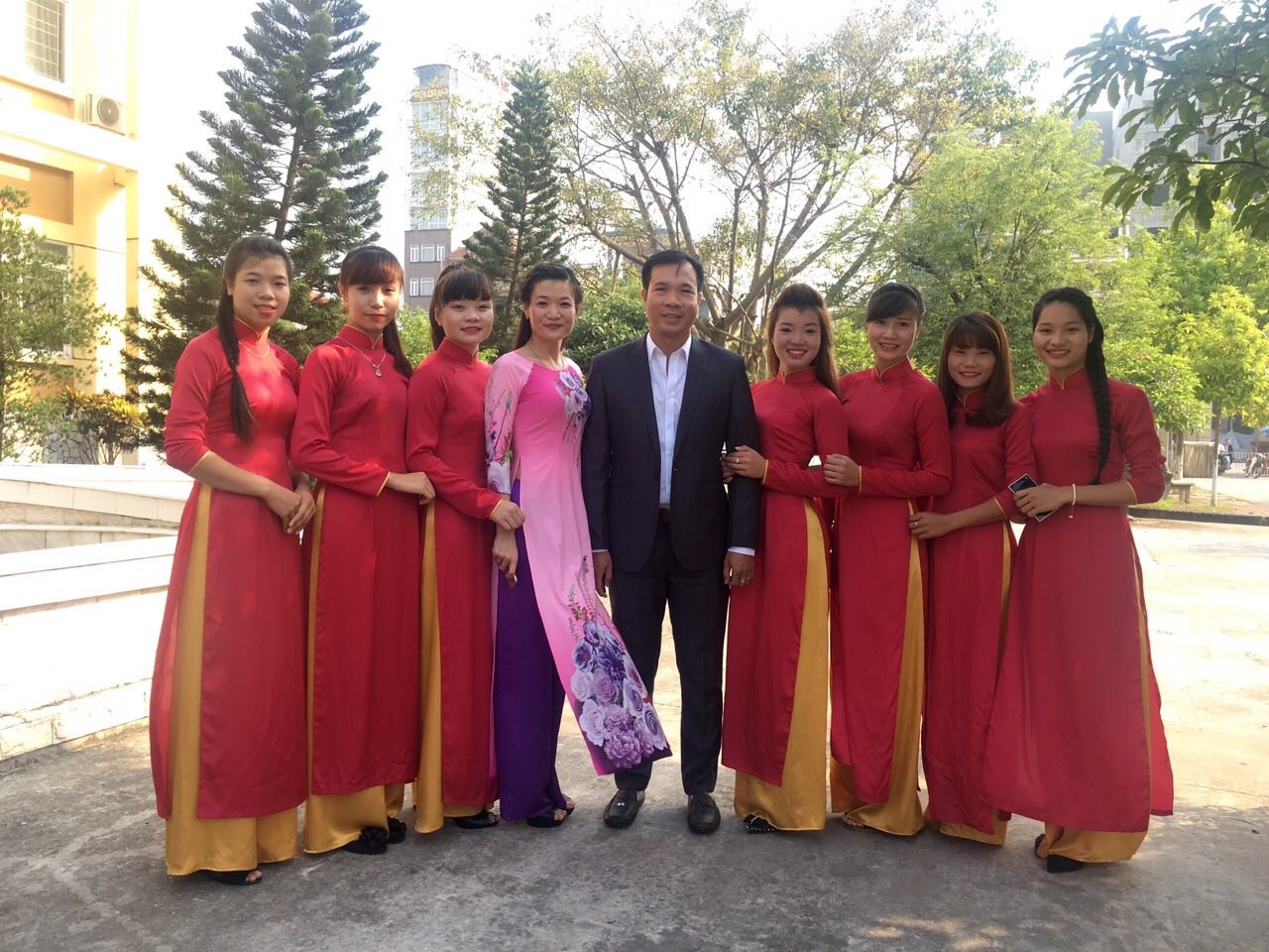 Sinh vien selfie cung Hoang Xuan Vinh anh 7