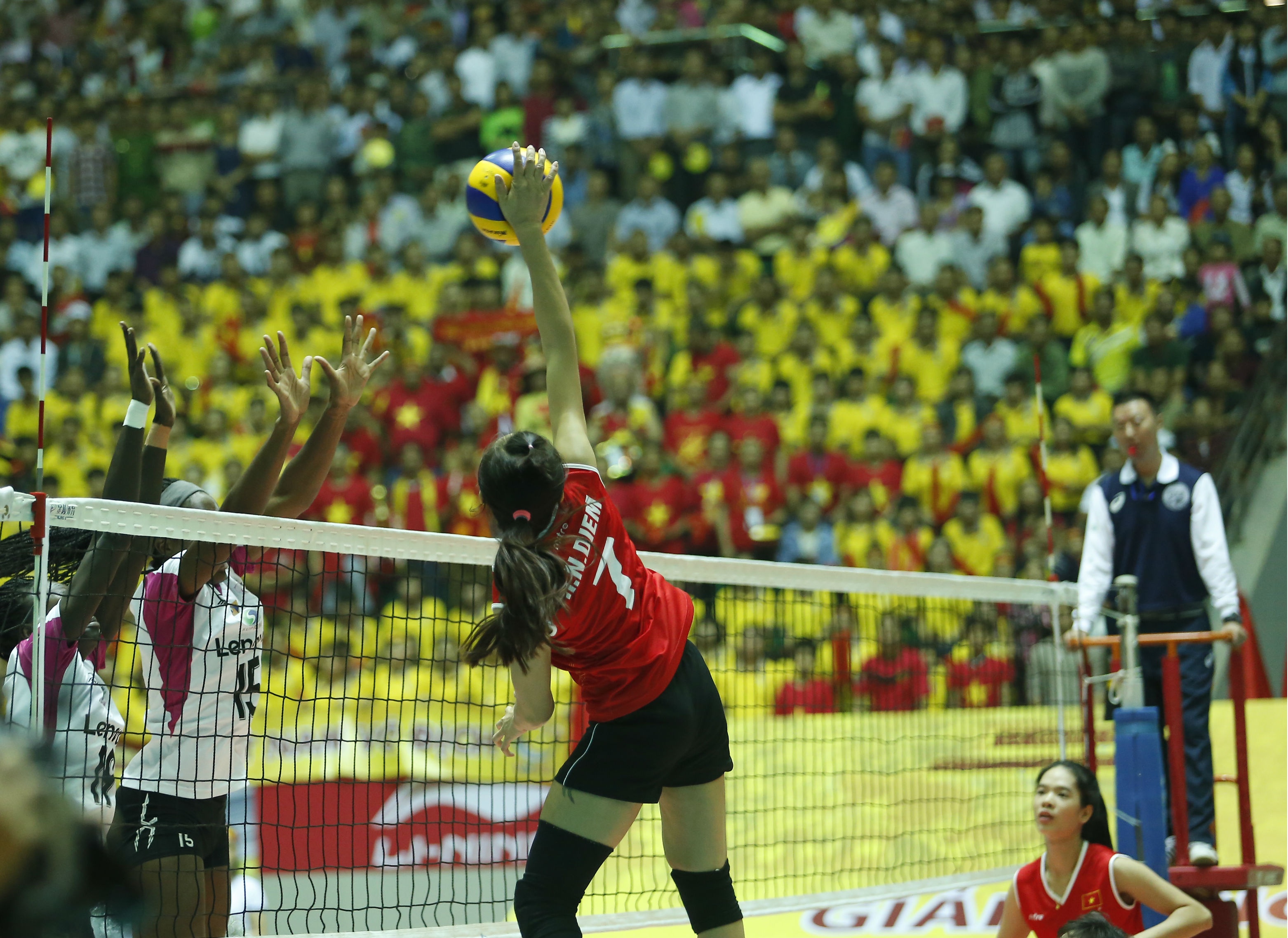 Bóng chuyền nữ Việt Nam thua Chonburi ảnh 1 Bong chuyen nu Viet Nam thua Chonburi anh 1