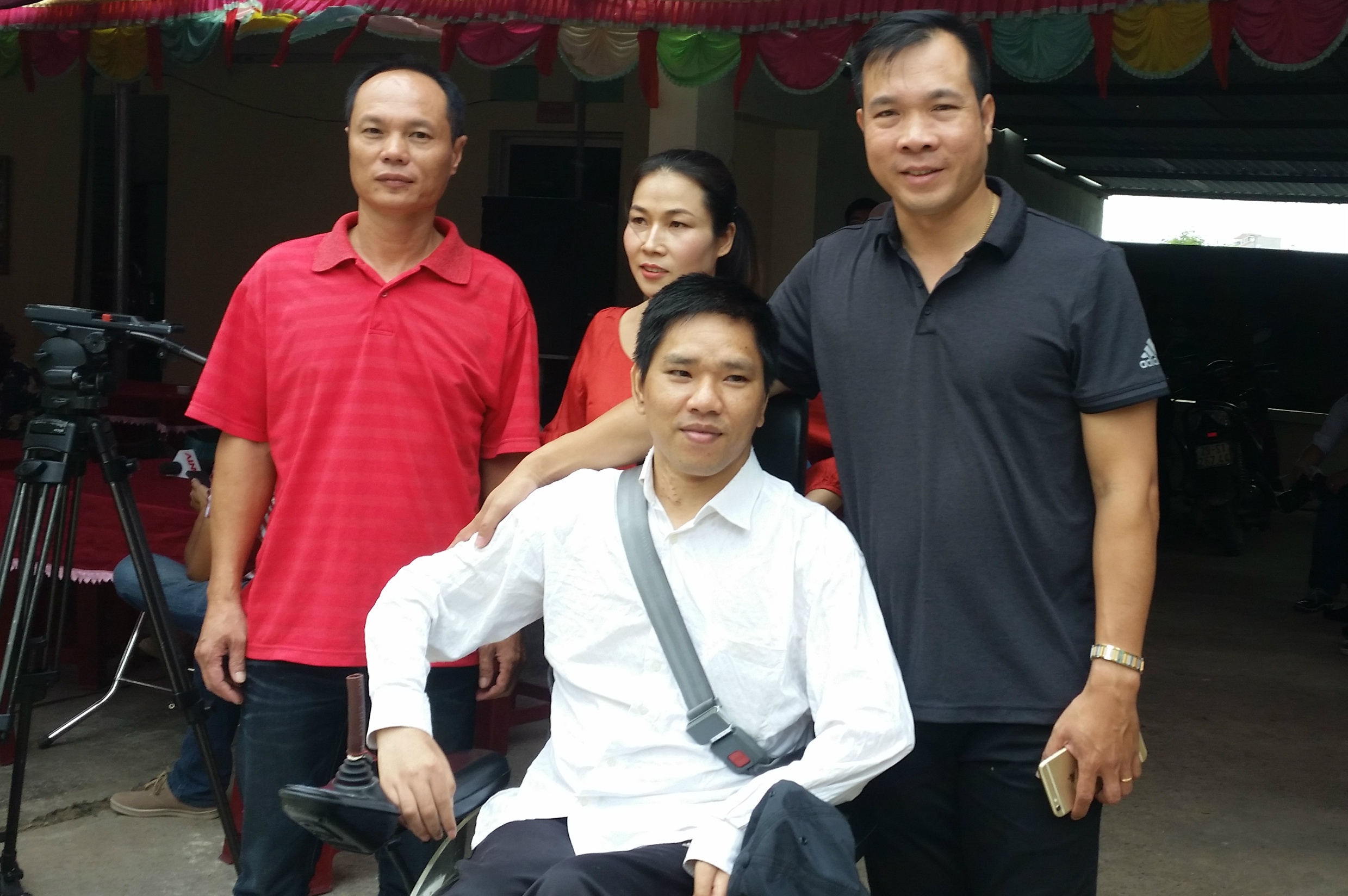 Chang trai khuyet tat vuot hon 20 km gap Hoang Xuan Vinh hinh anh