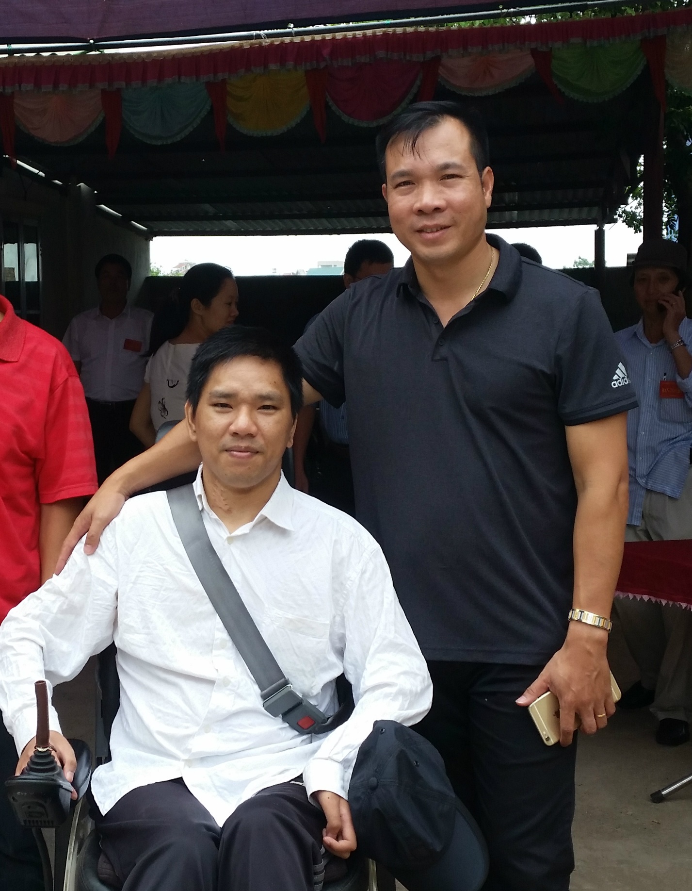 Chang trai khuyet tat gap Hoang Xuan Vinh anh 2