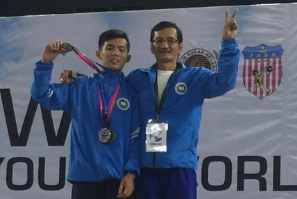 Nhe hon doi thu 250 g, do cu Viet Nam gianh HCV tre the gioi hinh anh