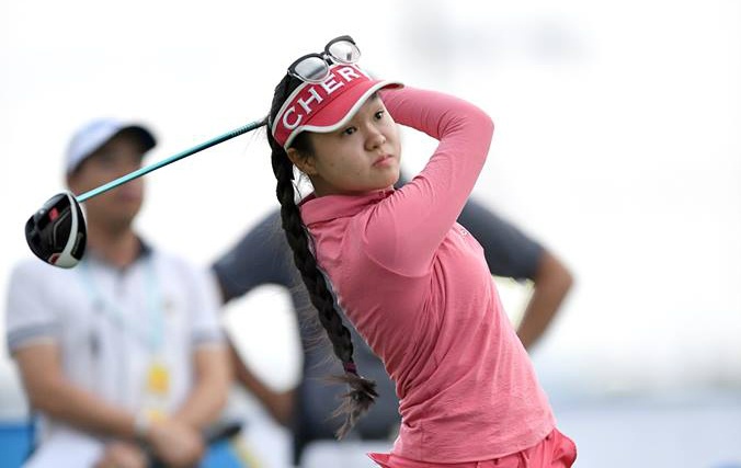 Co gai lai Nhat Ban vo dich golf nu quoc gia hinh anh