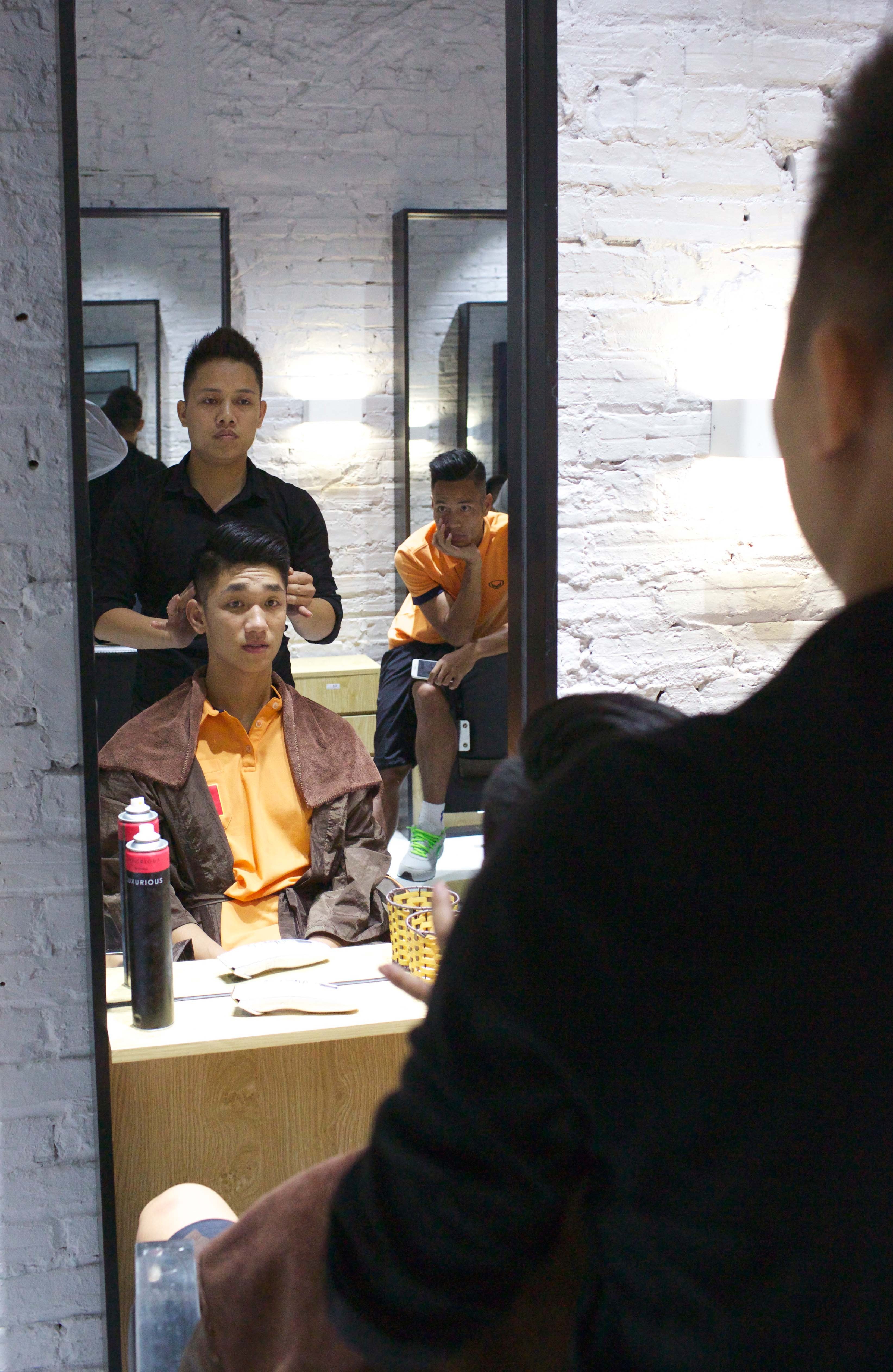 Tuyen thu U22 cat toc kieu Beckham anh 2