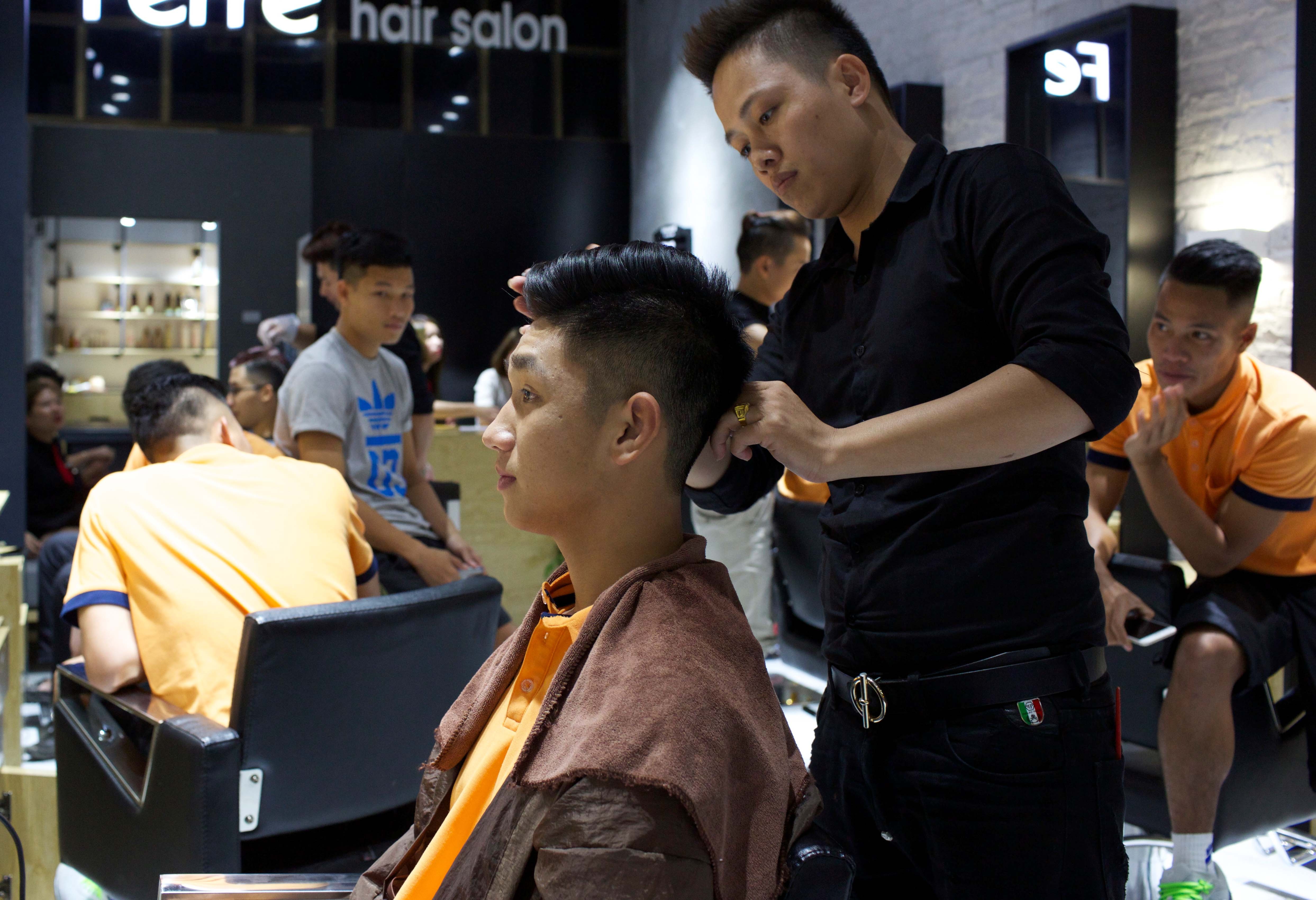 Tuyen thu U22 cat toc kieu Beckham anh 1