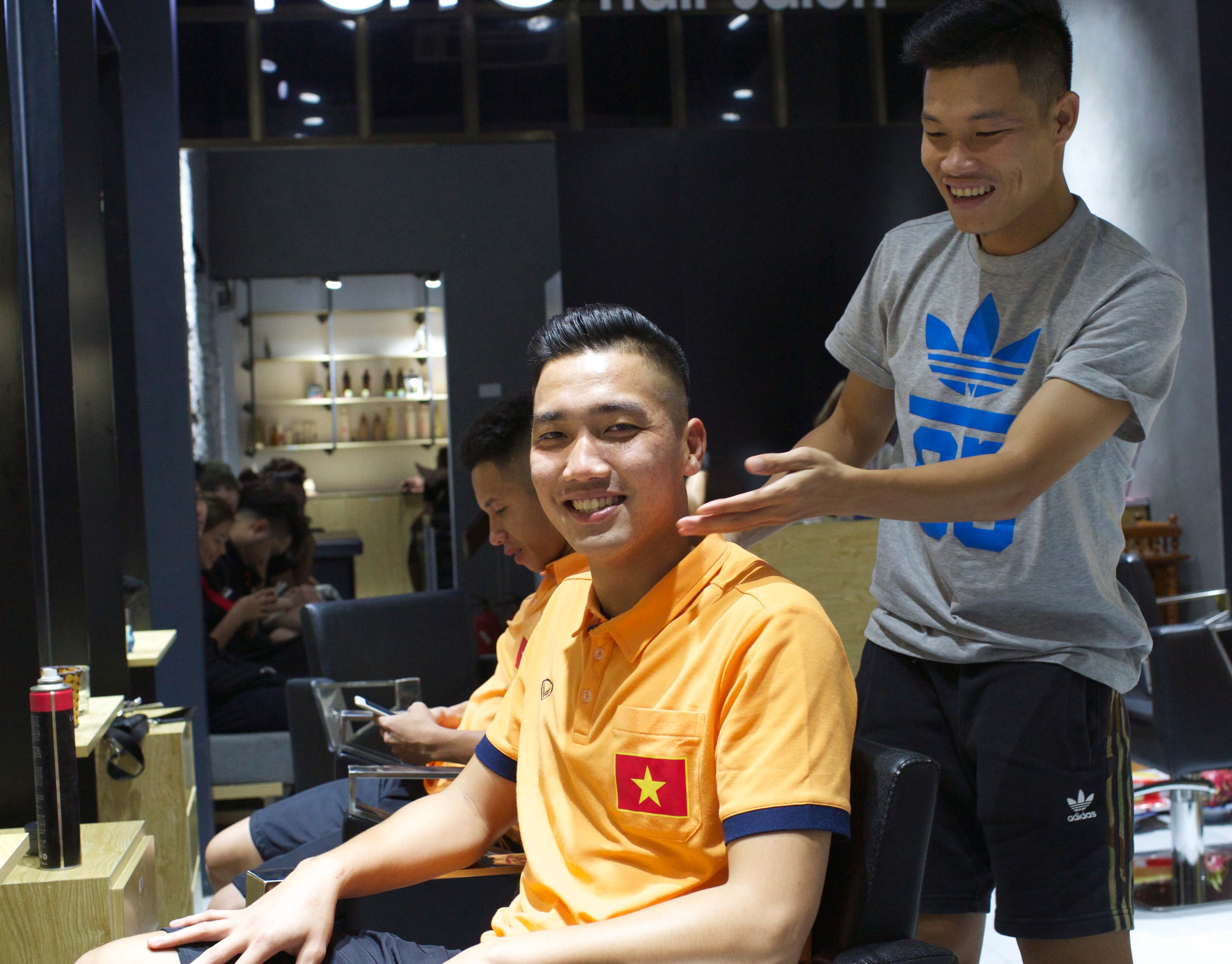 Tuyen thu U22 cat toc kieu Beckham anh 4