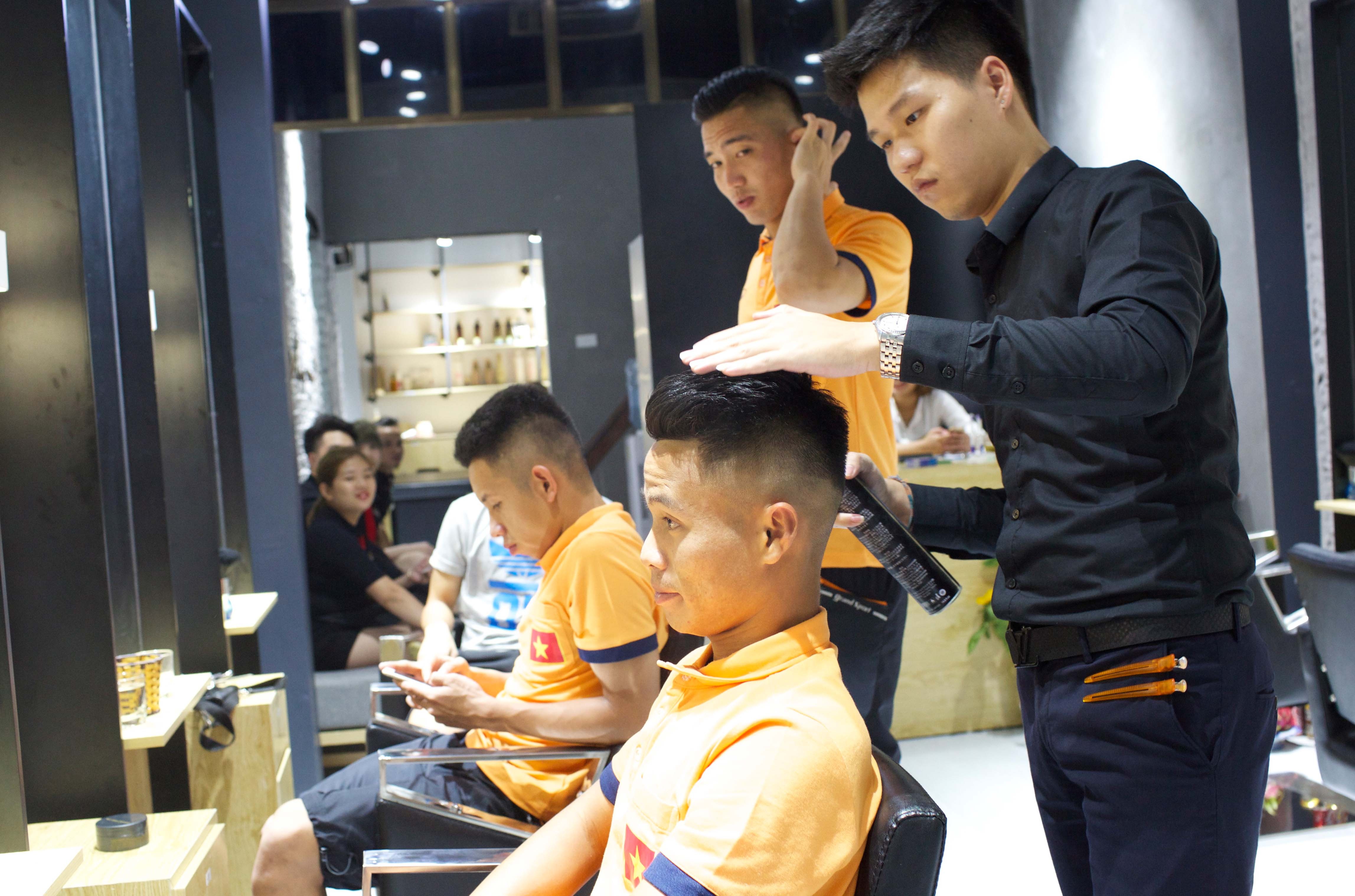 Tuyen thu U22 cat toc kieu Beckham anh 5