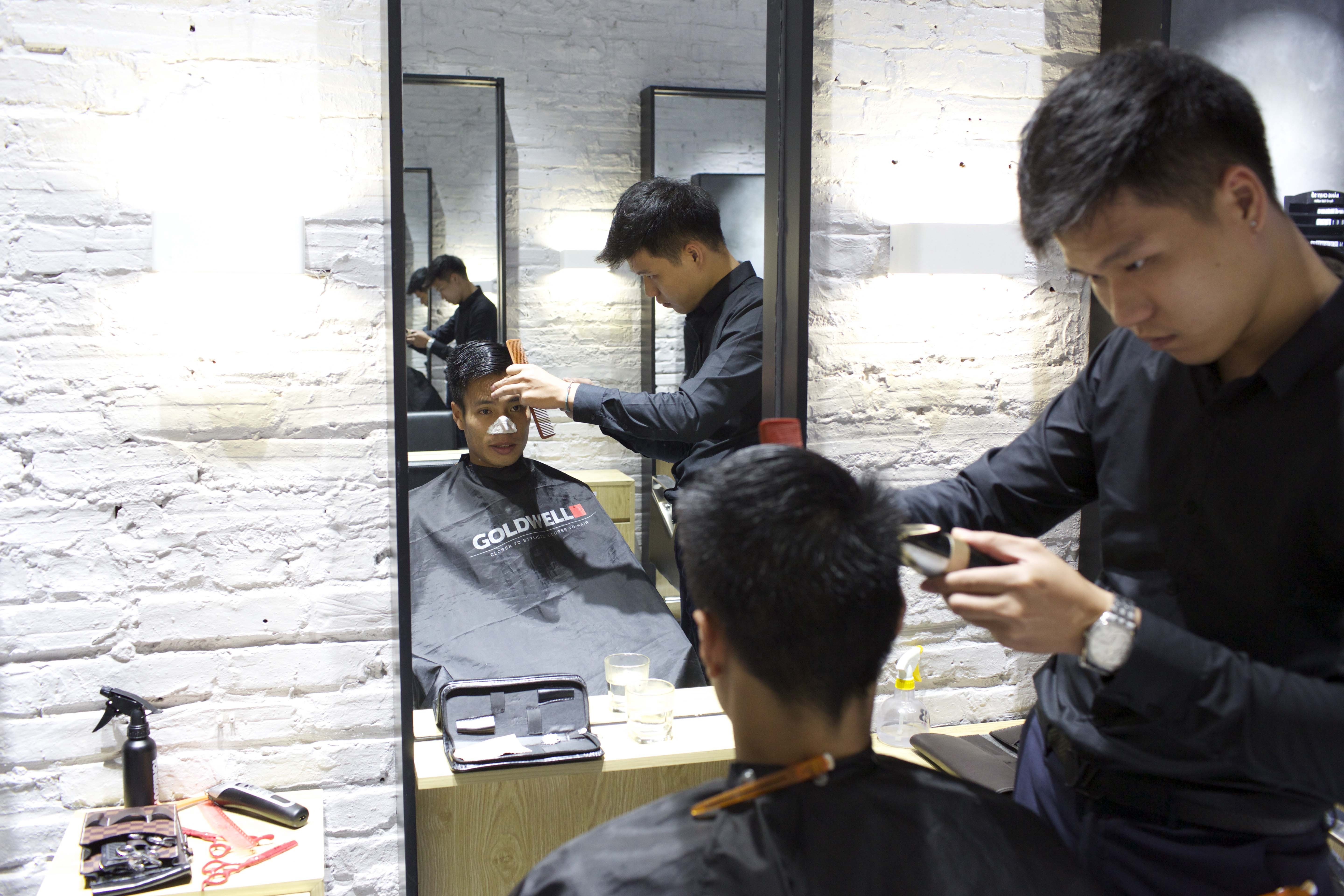 Tuyen thu U22 cat toc kieu Beckham anh 6