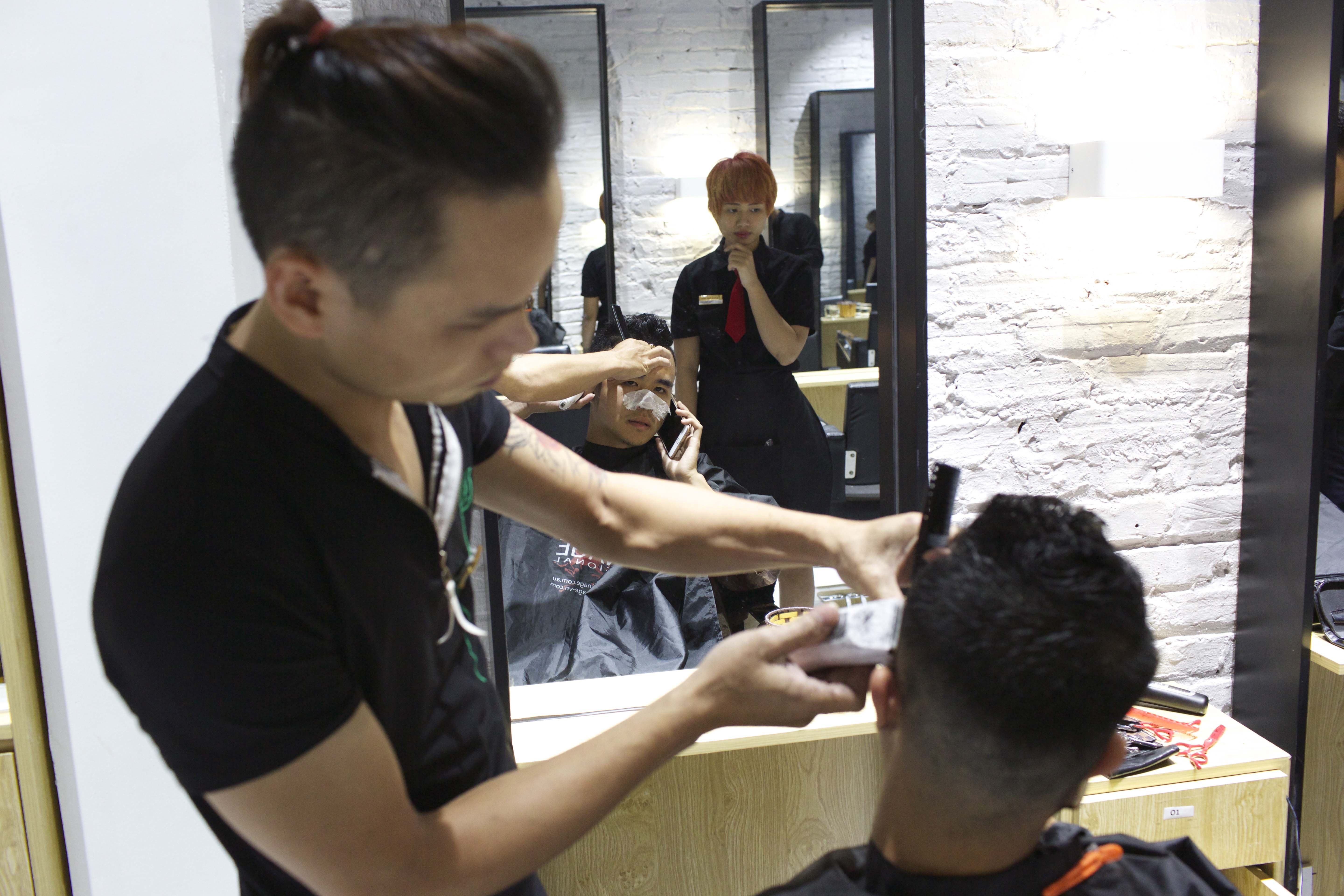 Tuyen thu U22 cat toc kieu Beckham anh 7