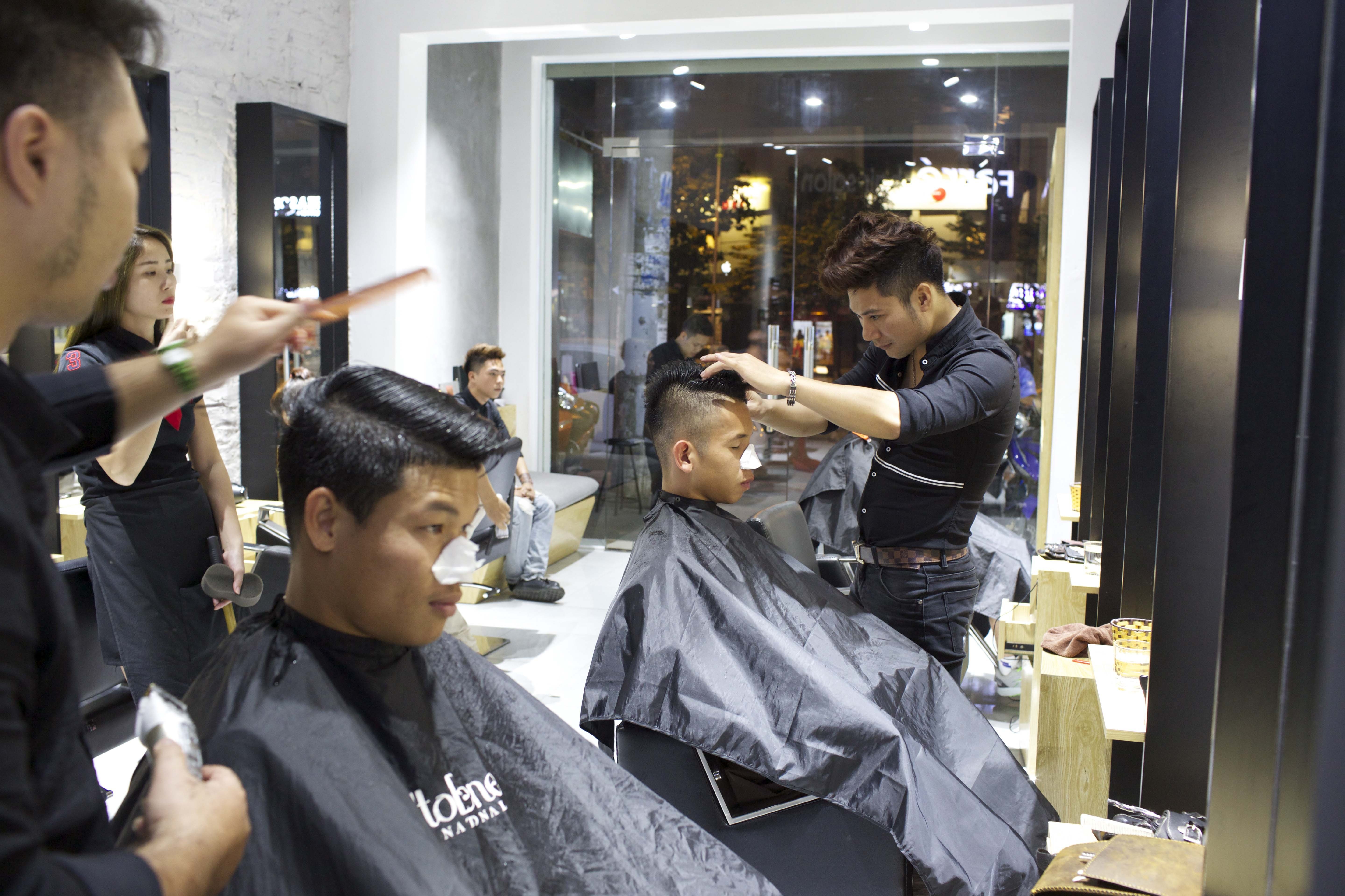 Tuyen thu U22 cat toc kieu Beckham anh 3