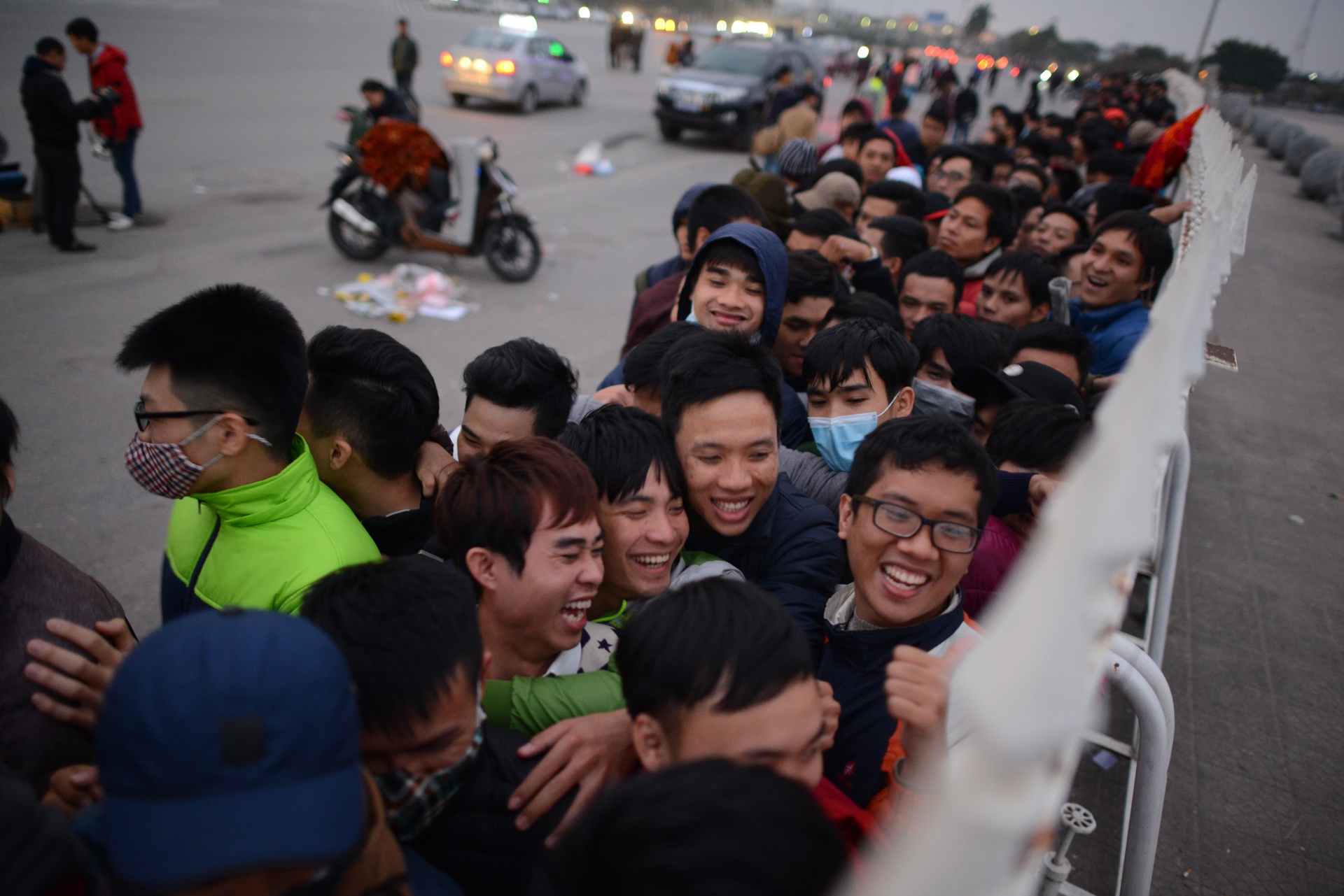 Nguoi ham mo xep hang mua ve co vu DT Viet Nam hinh anh