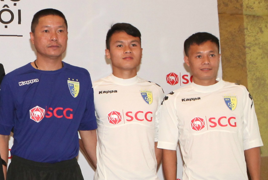 Qua bong vang Viet Nam 2016 gioi thieu ao moi cua CLB Ha Noi hinh anh