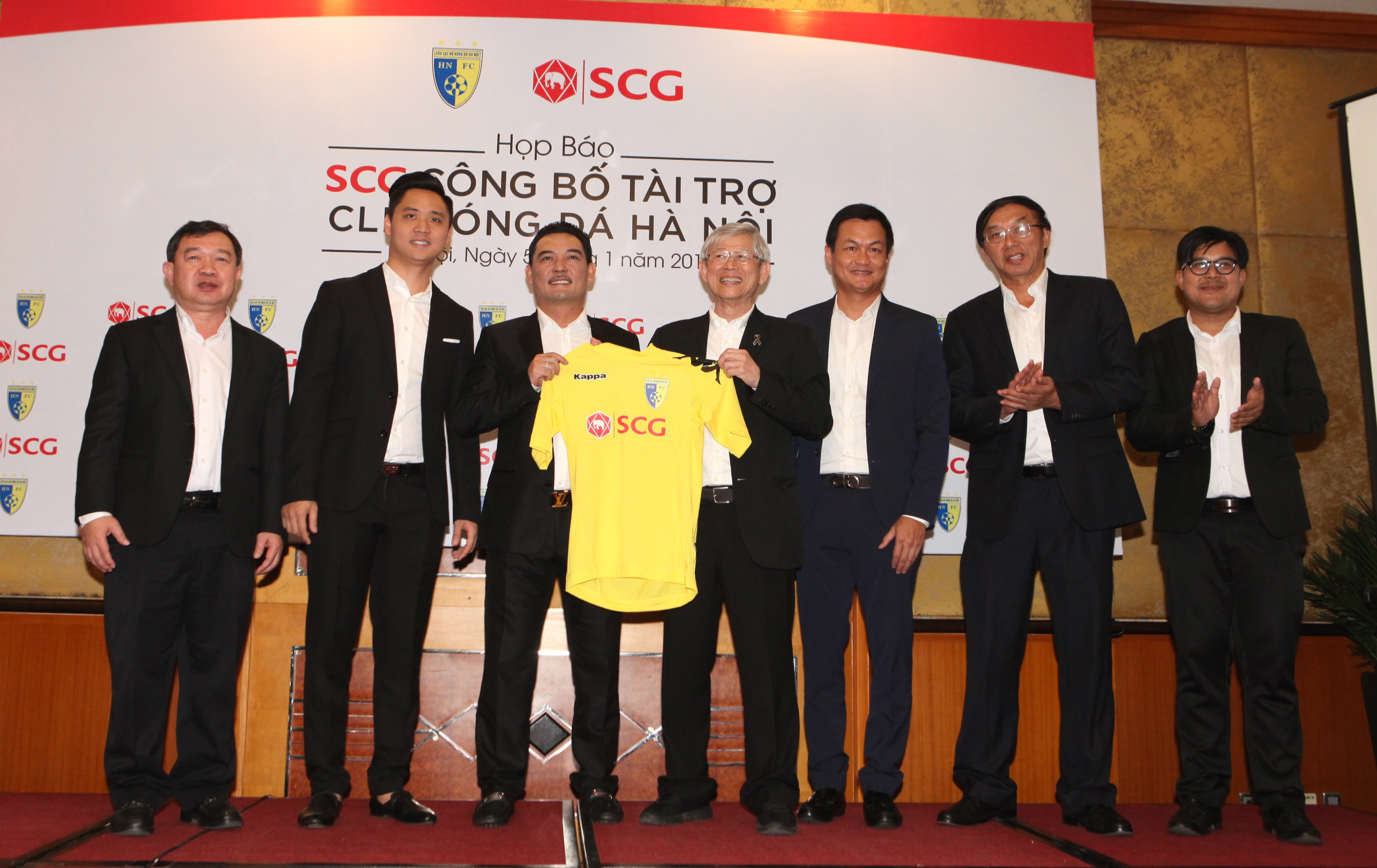 Thành Lương giới thiệu áo đấu mới ảnh 1 Thanh Luong gioi thieu ao dau moi anh 1