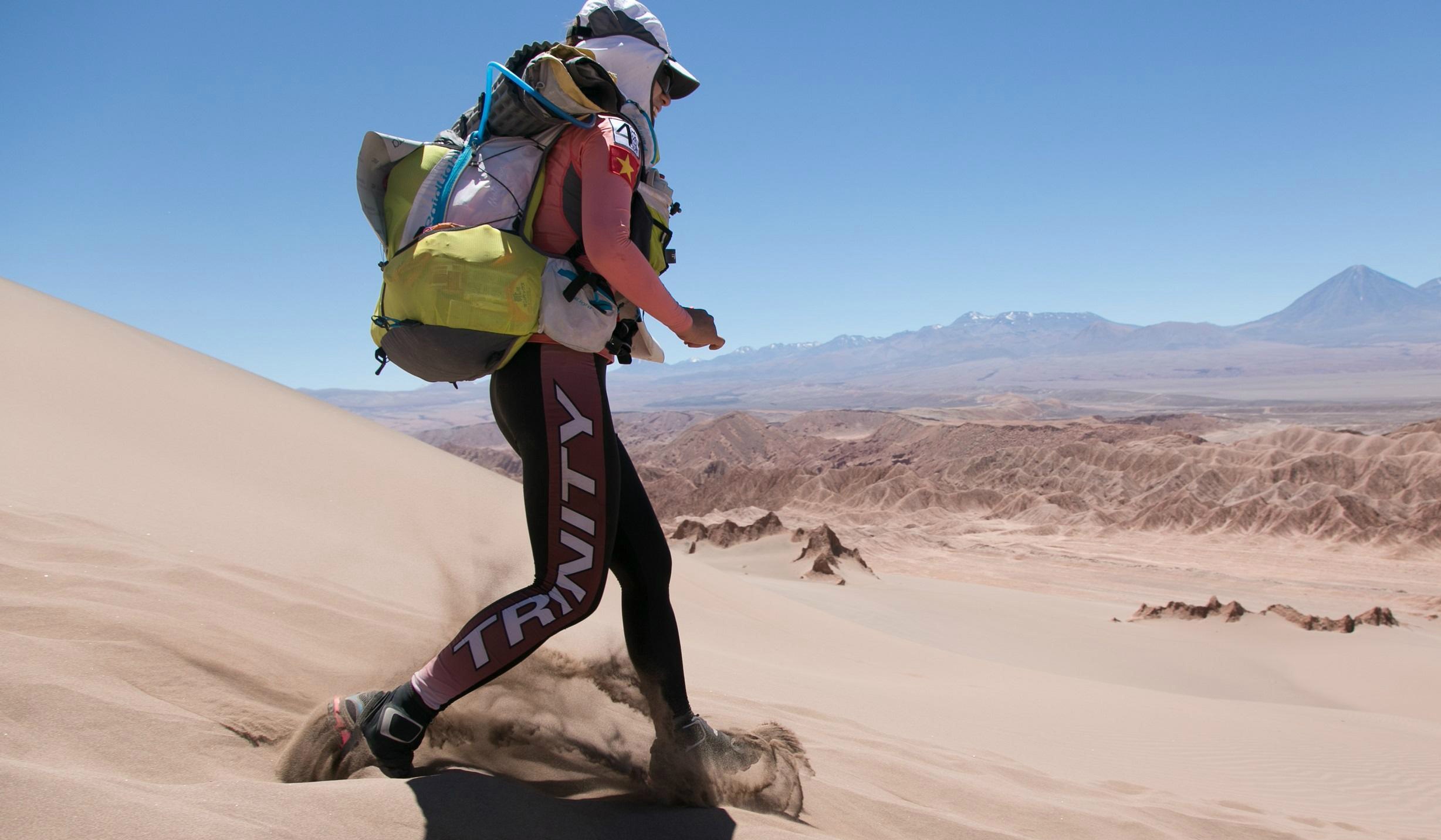 Nghi luc phi thuong cua co gai Viet Nam vuot 1.000 km sa mac hinh anh