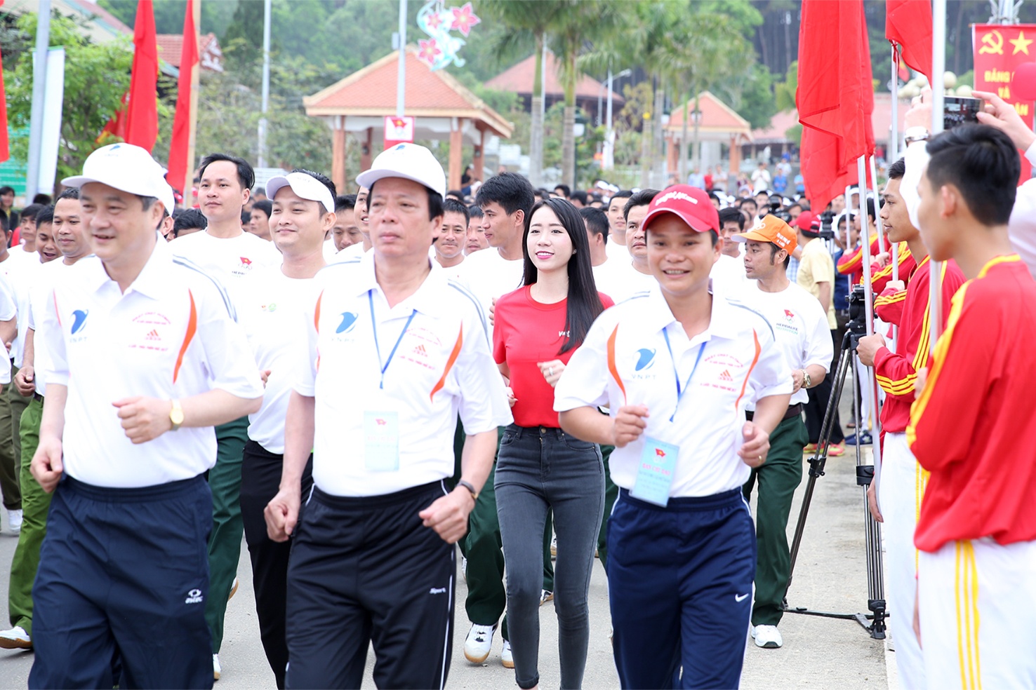2.500 nguoi du Ngay chay Olympic 2017 tai A Luoi hinh anh