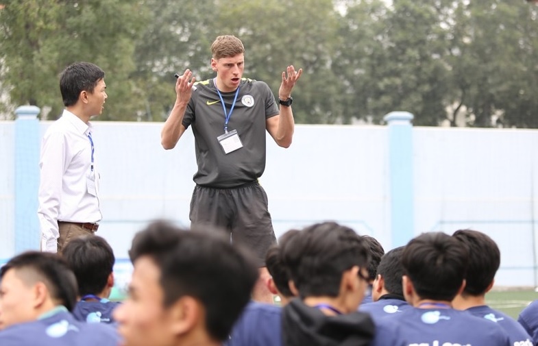 40 tre em lang SOS duoc HLV Man City day ky thuat bong da hinh anh