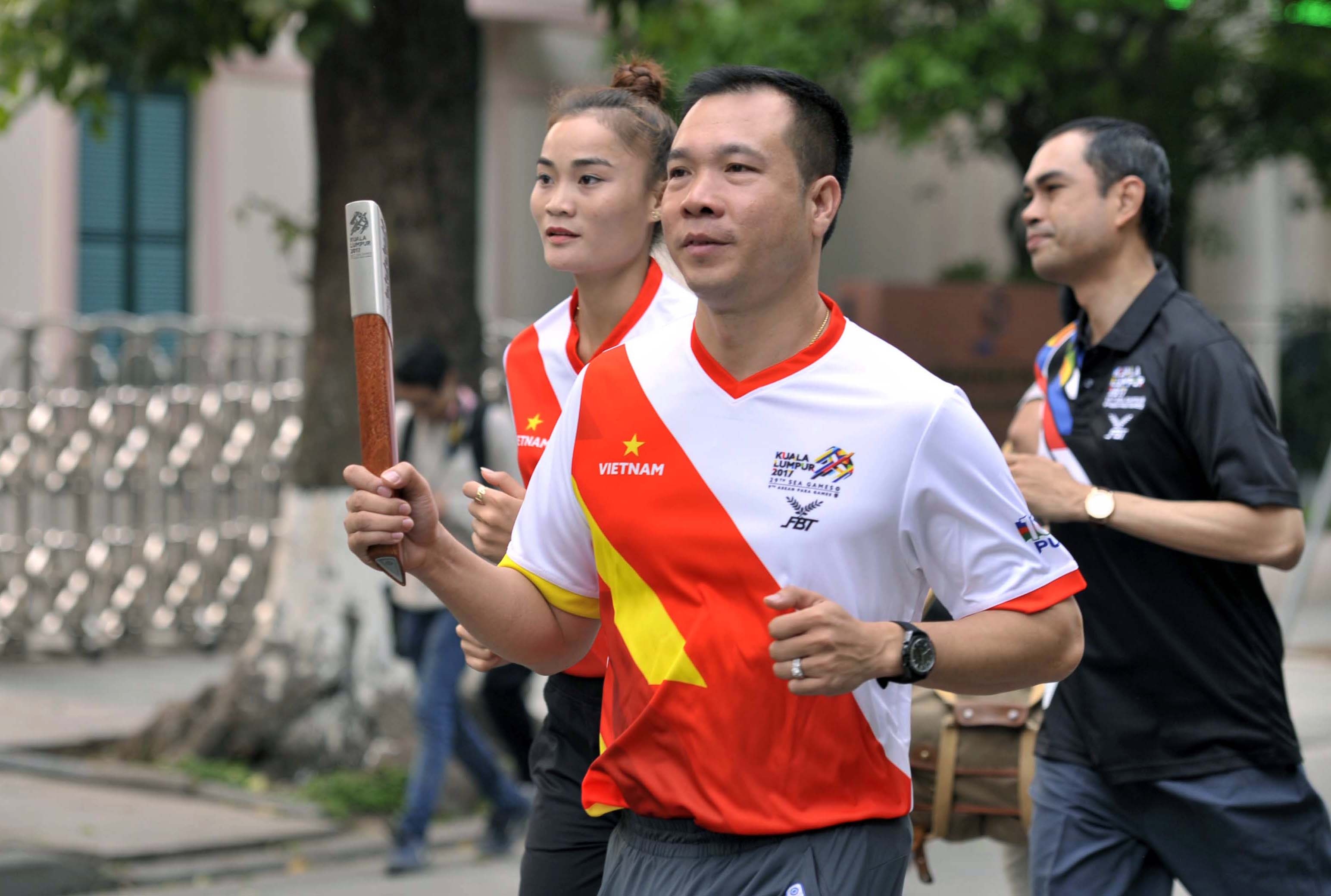 Hoang Xuan Vinh chay huong ung SEA Games 29 hinh anh