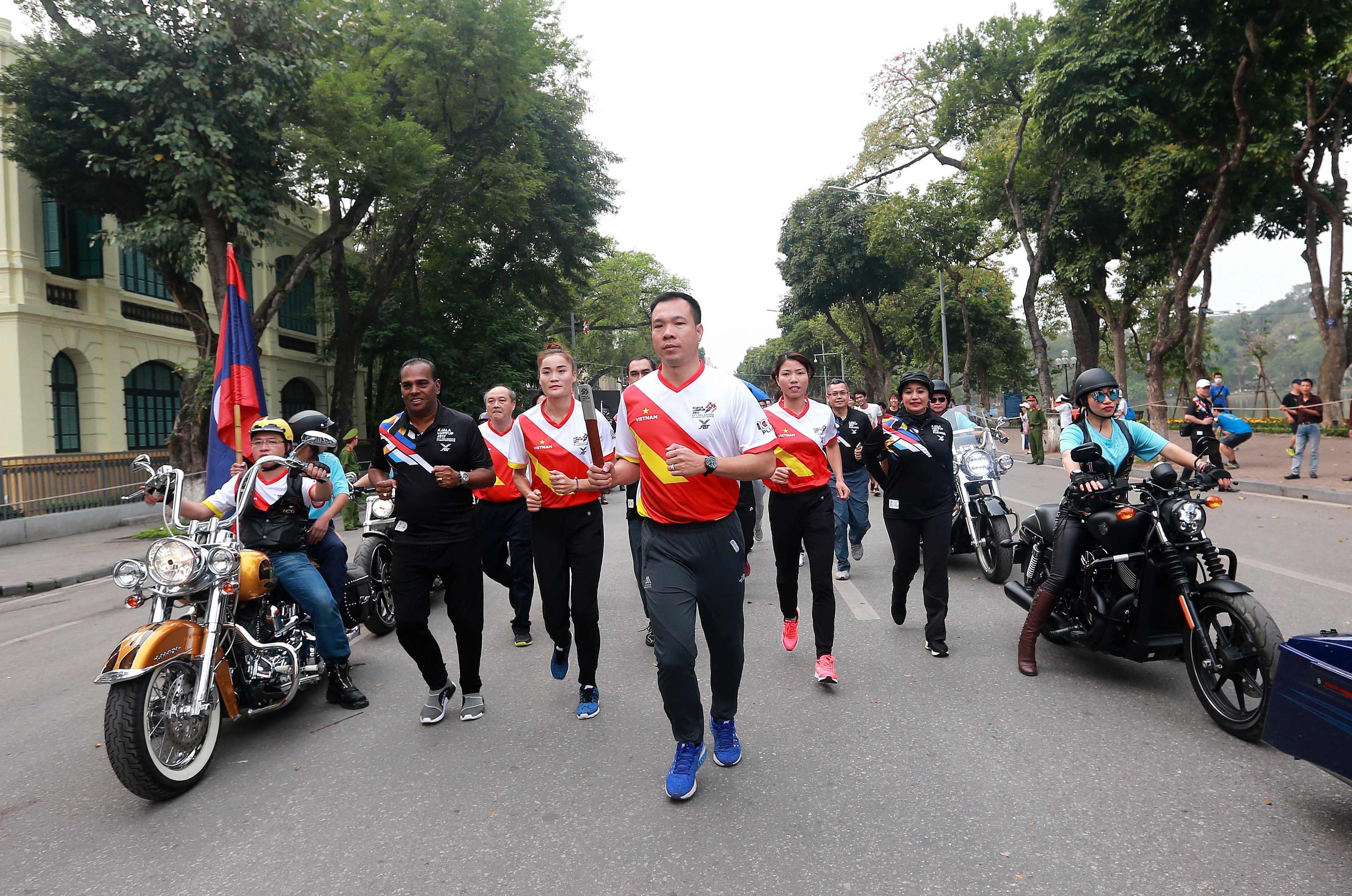 Chay huong ung SEA Games 29 tai Ha Noi anh 3