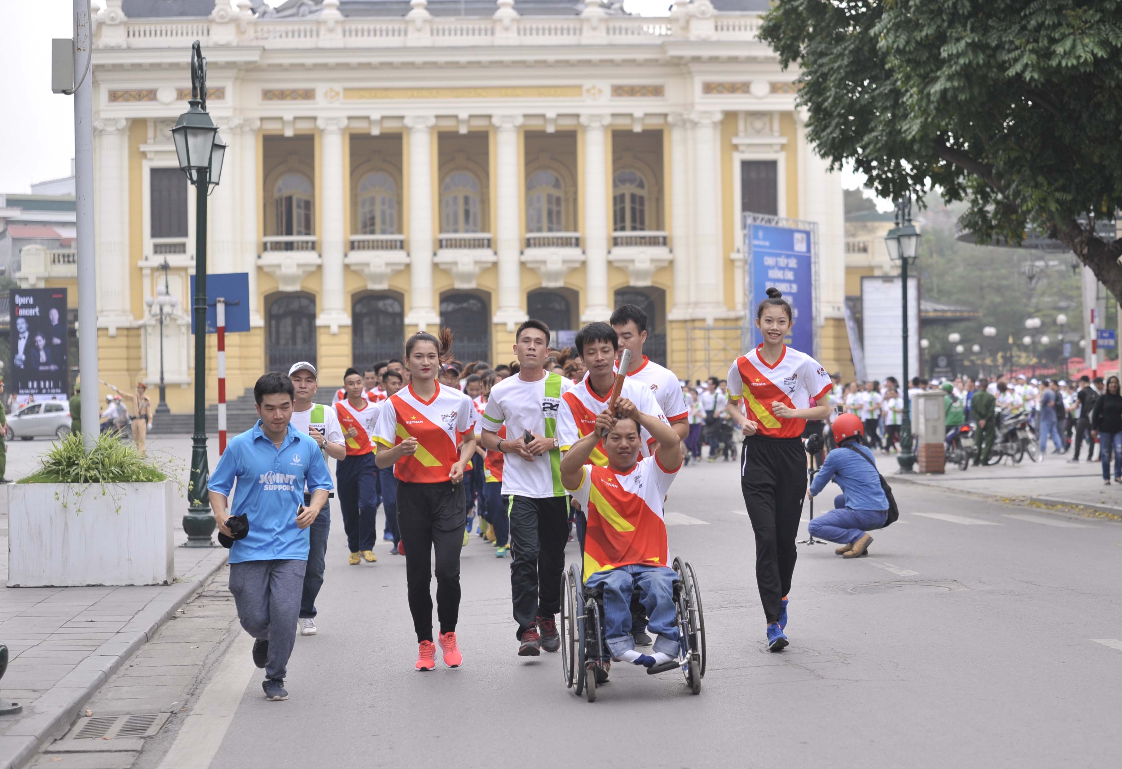 Chay huong ung SEA Games 29 tai Ha Noi anh 4