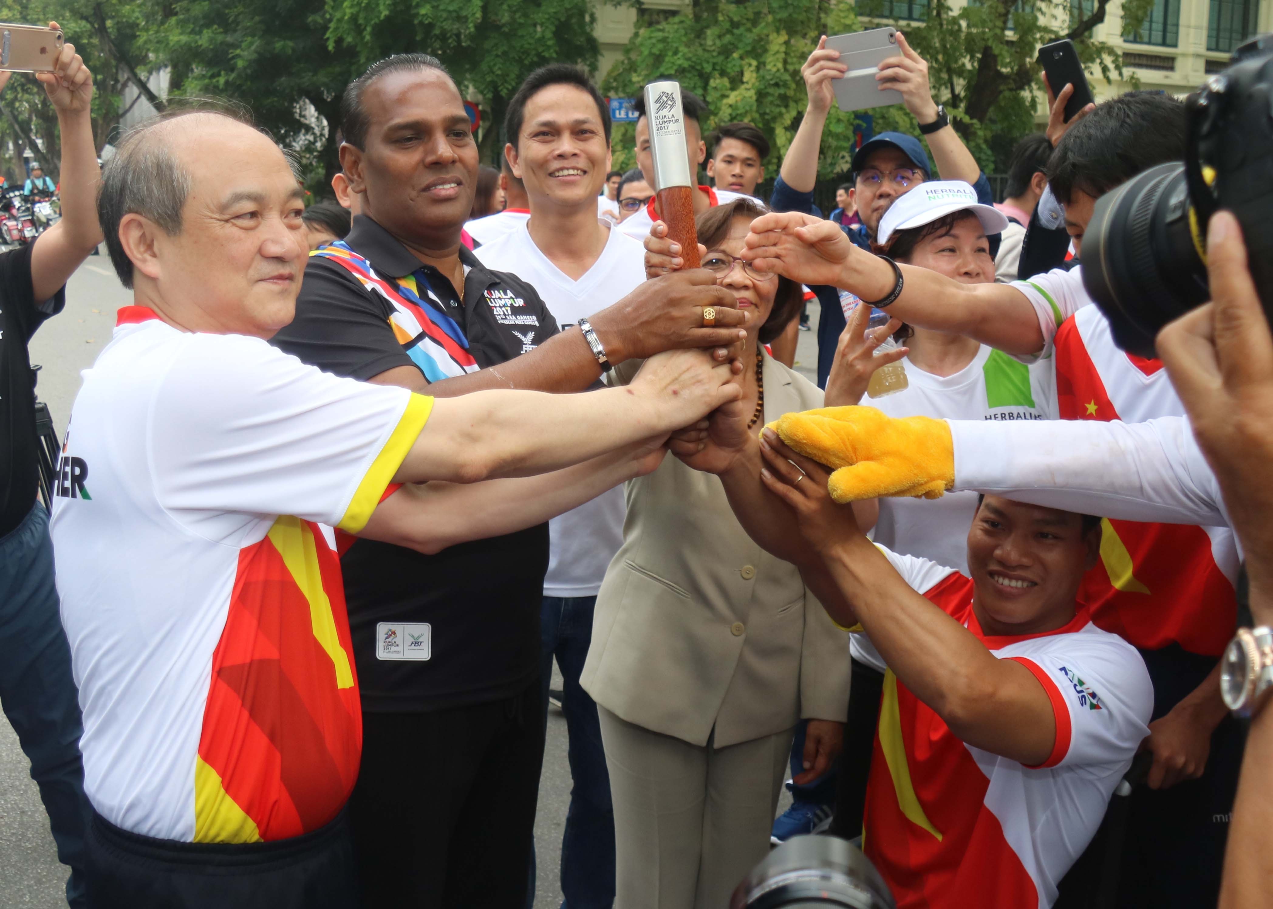 Chay huong ung SEA Games 29 tai Ha Noi anh 8