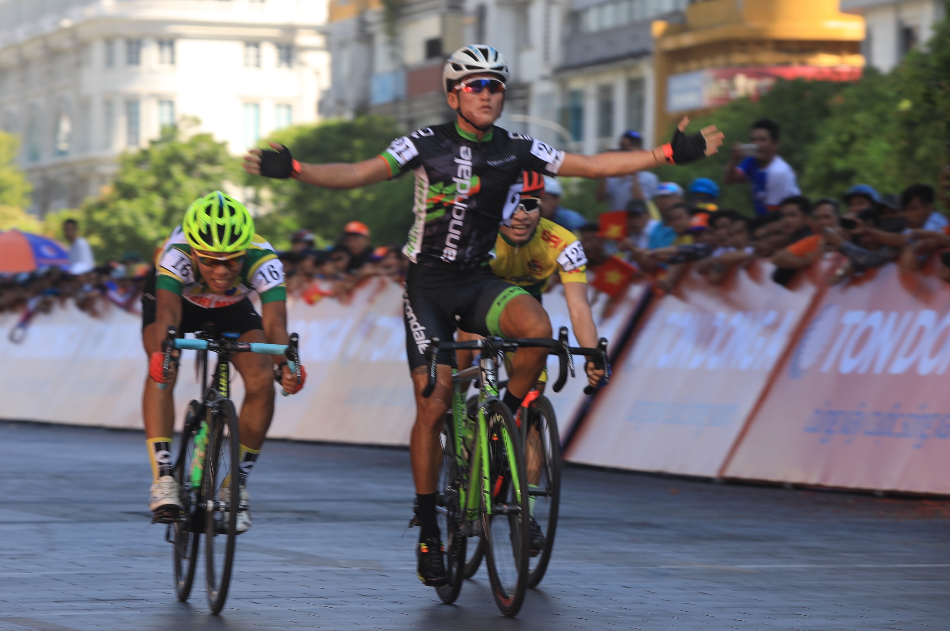 Khoi tranh cuoc dua xe dap Cup Truyen hinh TP.HCM hinh anh