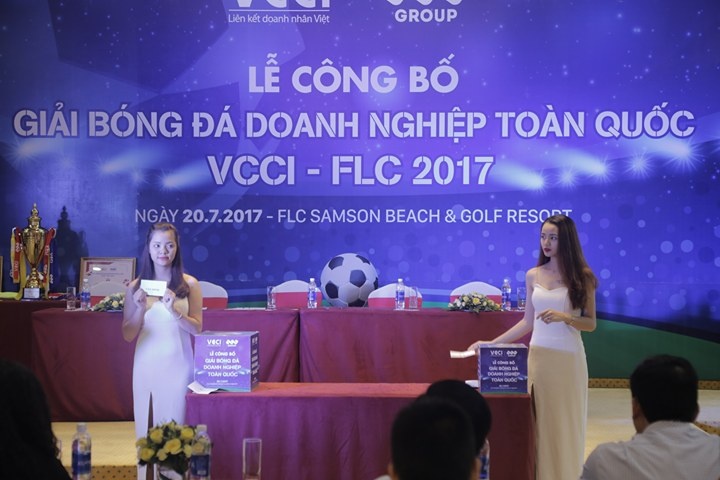 24 doi bong du giai bong da doanh nghiep toan quoc 2017 hinh anh