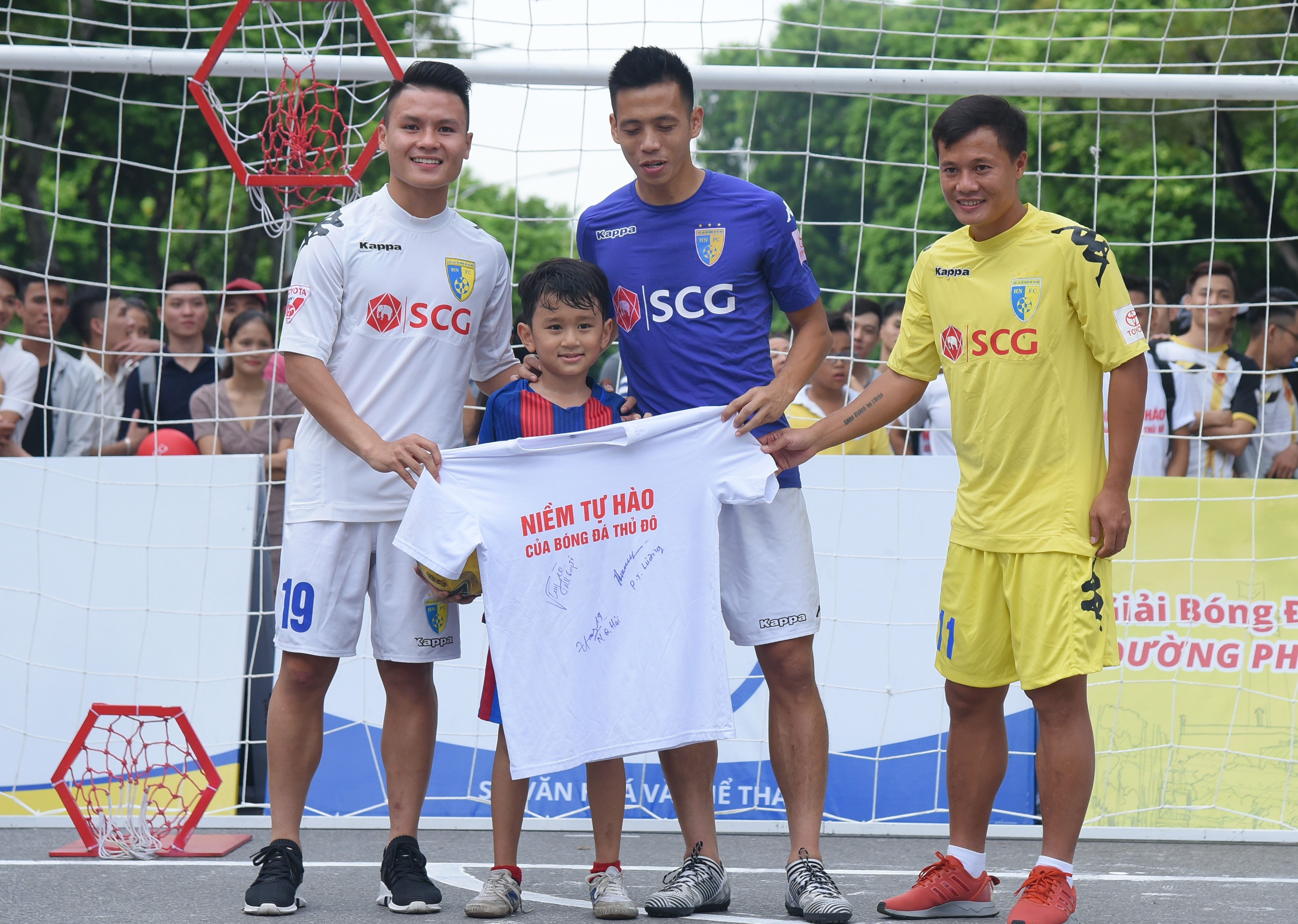 Van Quyet, Thanh Luong do ky thuat cung fan o pho di bo Ha Noi hinh anh