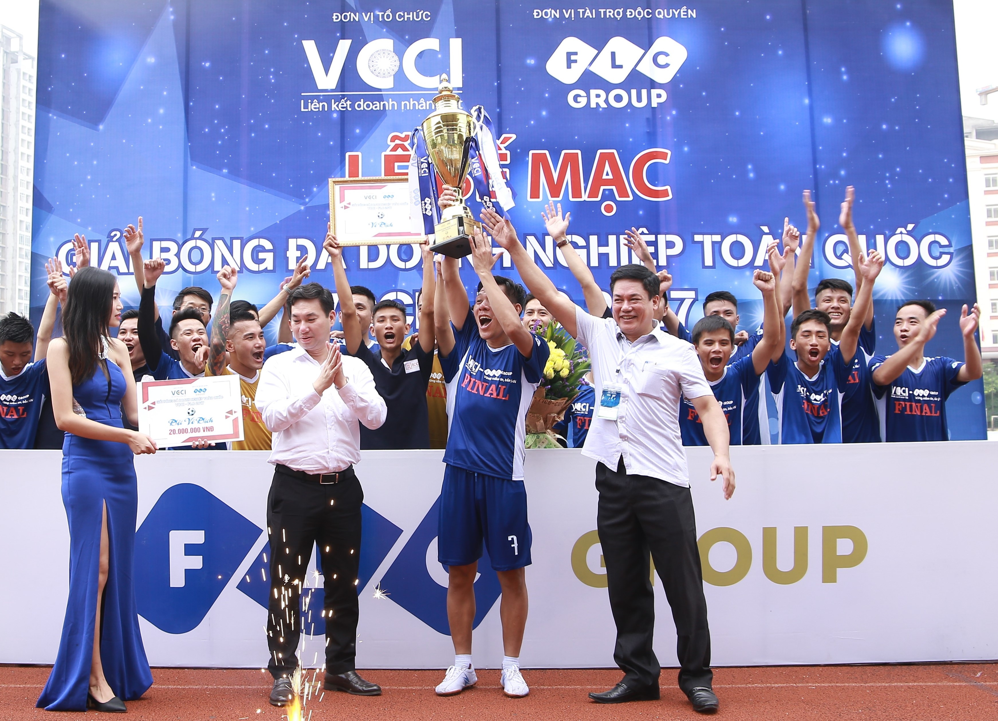 ICC Ha Noi vo dich giai bong da Doanh nghiep toan quoc hinh anh