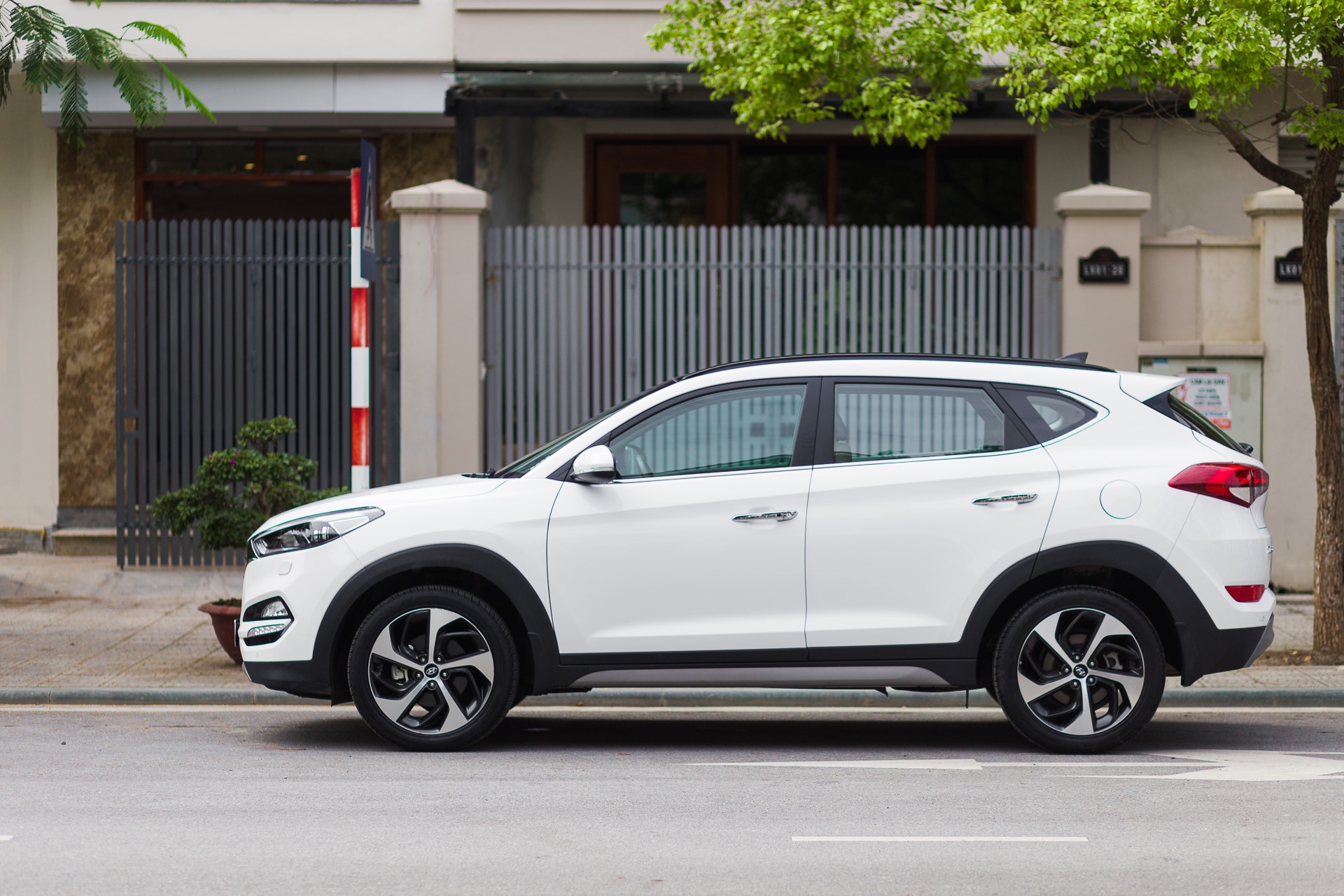 800-900 trieu dong, nen mua Honda HR-V hay Hyundai Tucson? hinh anh