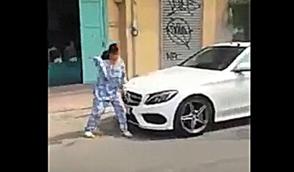 Ba cu dap pha xe Mercedes o TP.HCM gay xon xao hinh anh