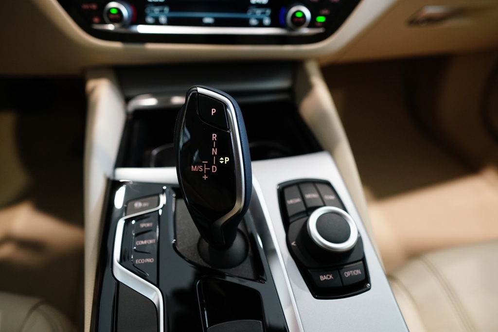 BMW 5-Series the he 7 ra mat Viet Nam,  gia 2, 4 ty anh 8