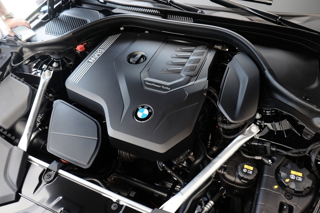 BMW 5-Series the he 7 ra mat Viet Nam,  gia 2, 4 ty anh 2